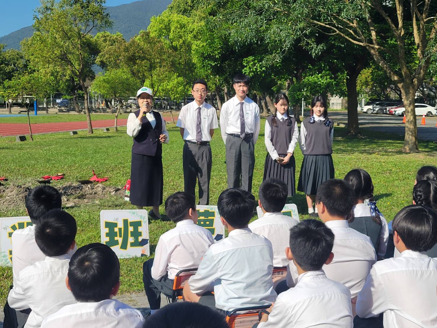校長以感恩尊重愛提醒學生要成為一位懂自律愛他人的學生,鼓勵大家努力實踐自己的夢想。