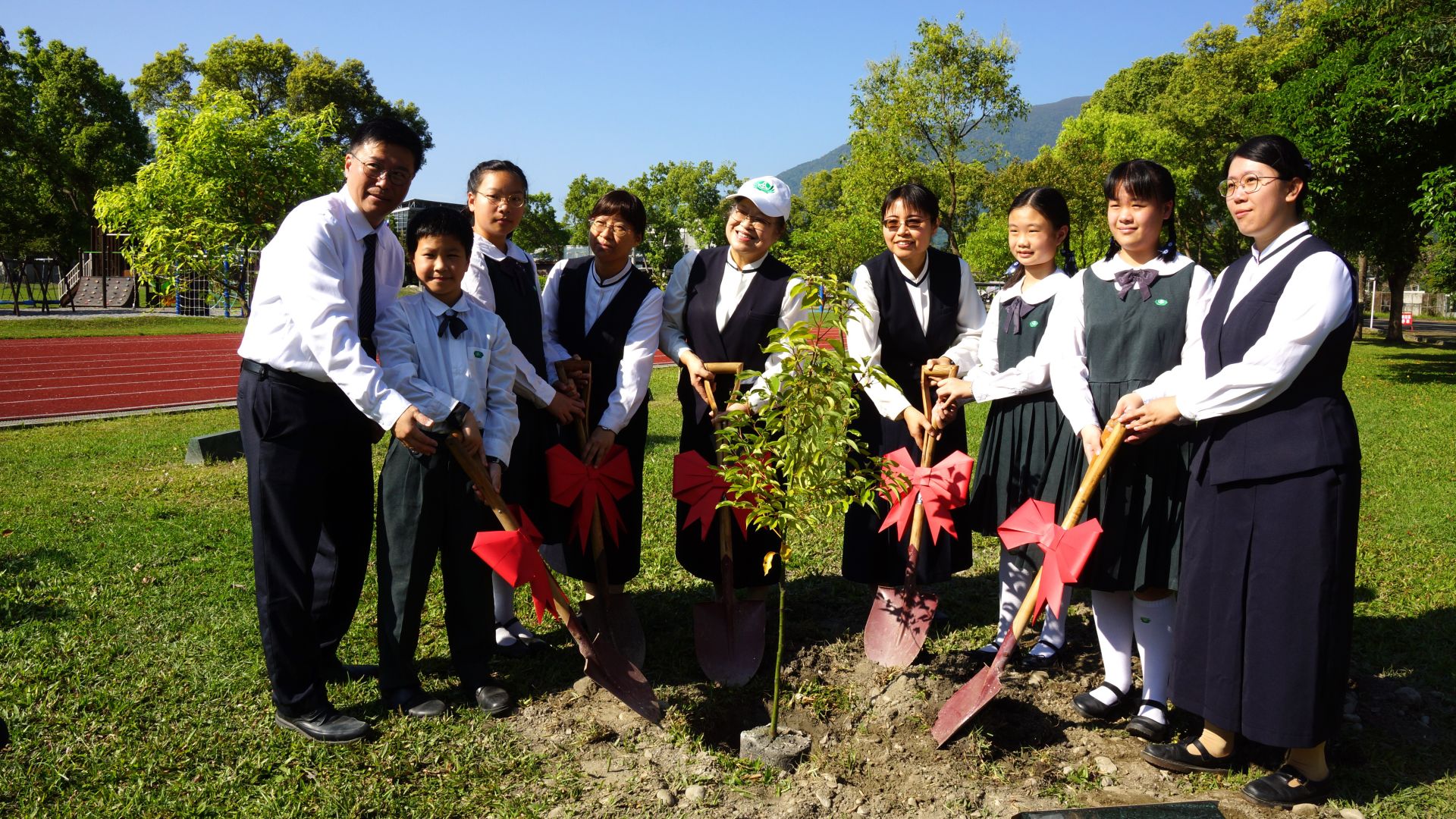 手持鏟子齊心種植畢業樹