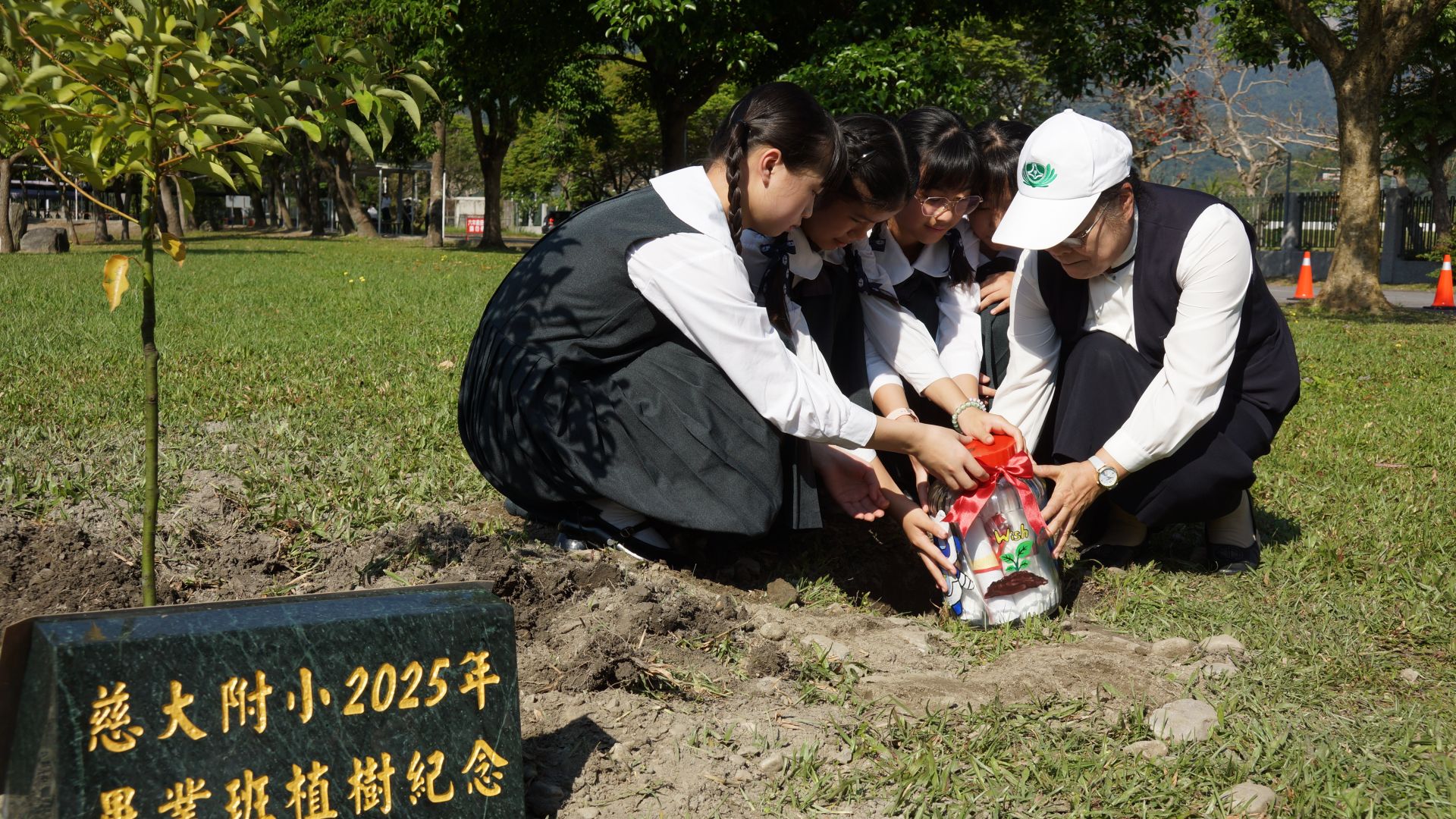 校長與畢業生代表埋下時空膠囊種下希望