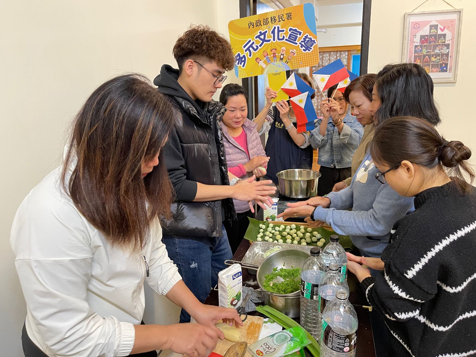 多元文化講師新住民林子怡(左一)，以其精湛的手藝帶領學員們製作甜點食材。