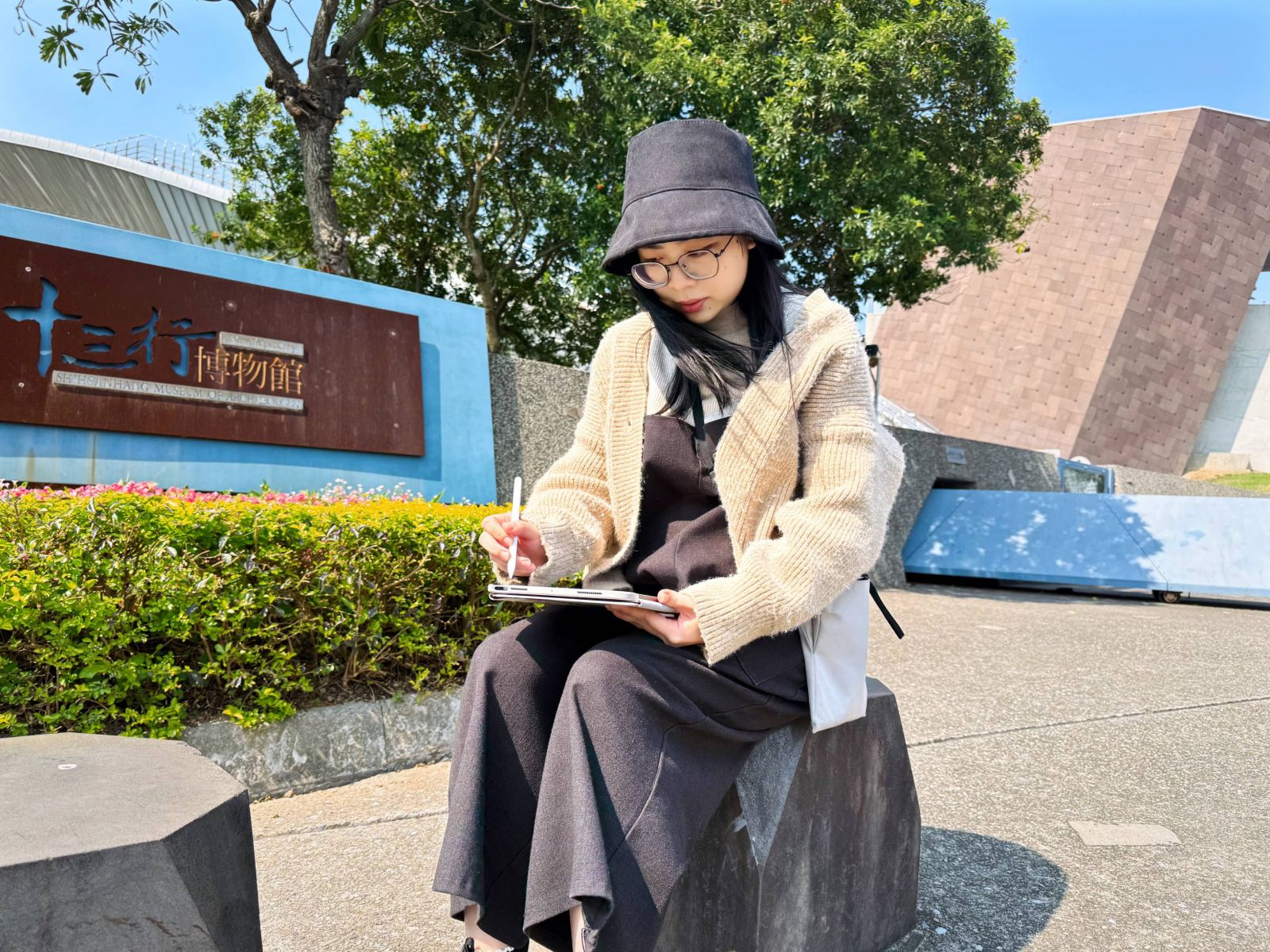 十三行博物館推出「八里好行」線上旅遊地圖由自幼於八里成長的館員張媛茹親自手繪。
