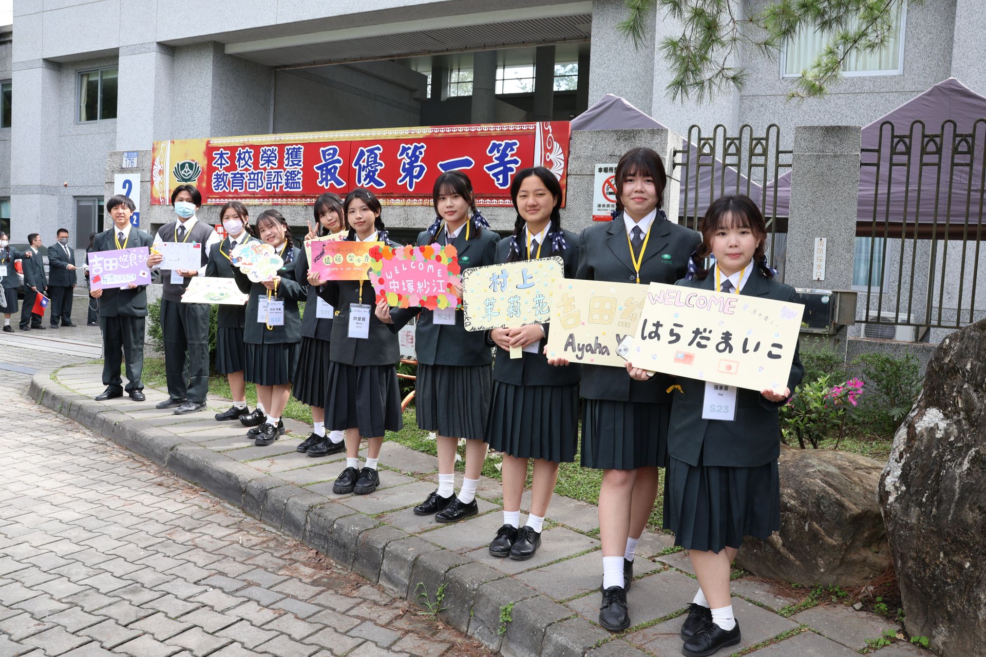 慈中學伴親手繪製看板歡迎盛岡同學
