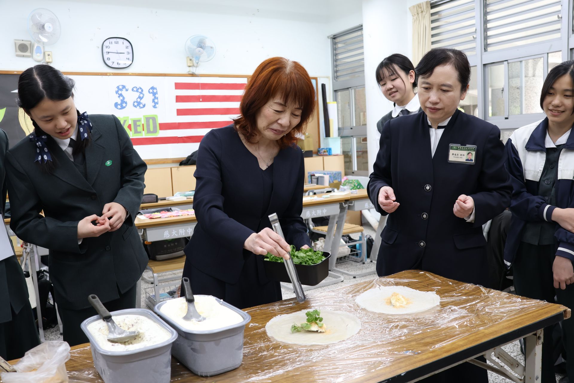 慈中同學用英文教日本老師做花生捲冰淇淋