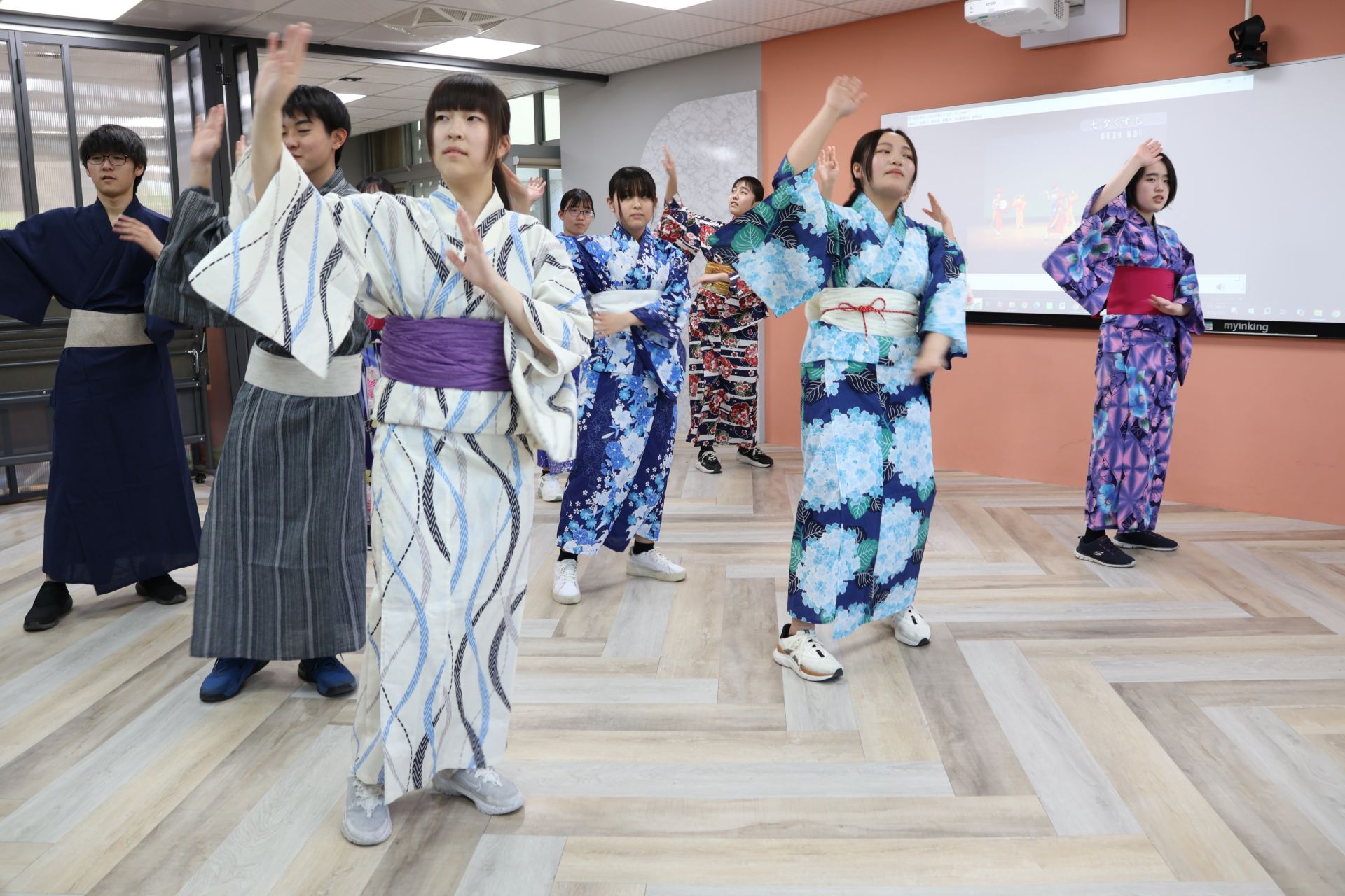 日本同學穿上浴衣,教慈中同學跳盛岡著名的三颯舞