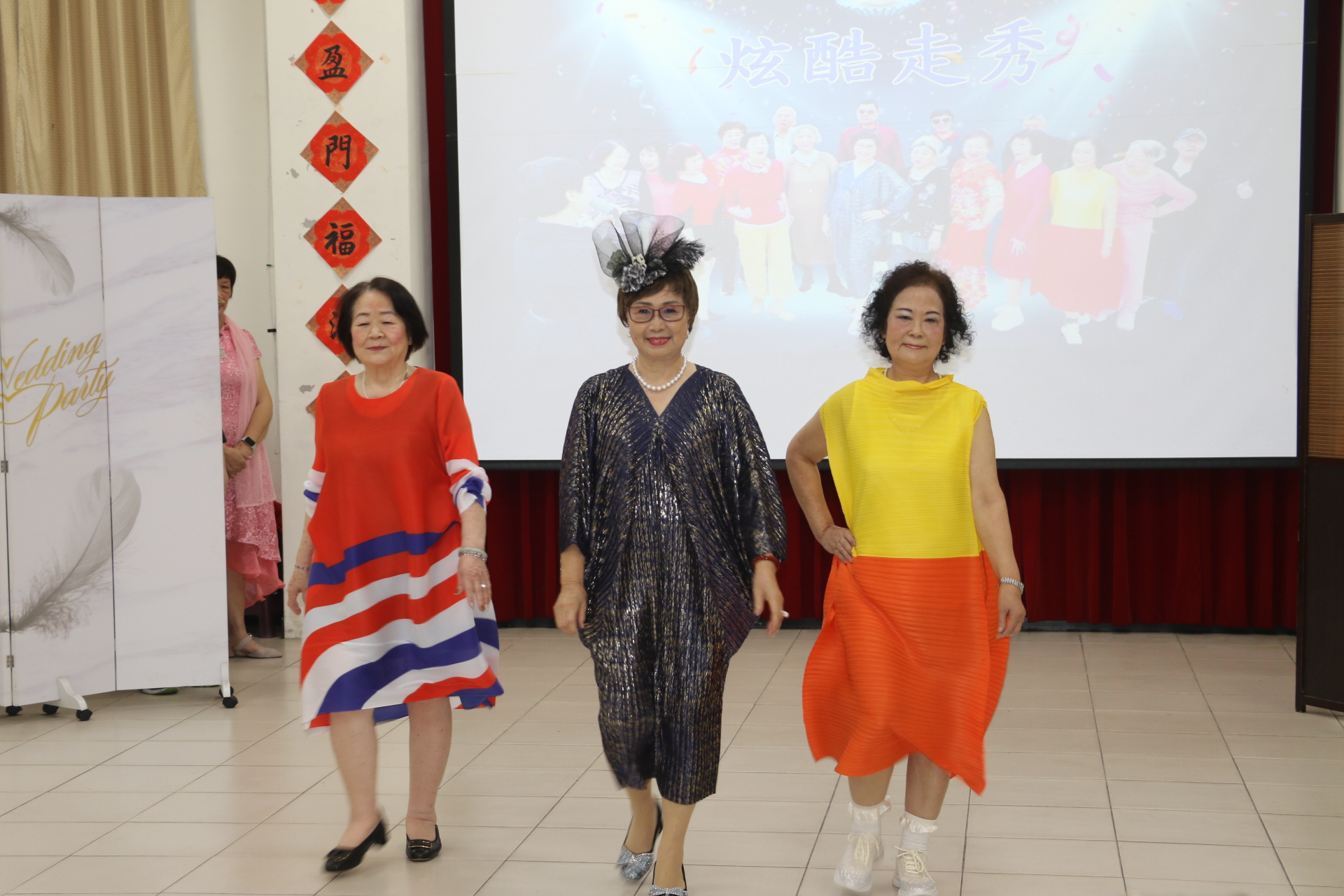 五股里長陳蔡燕女(中)也和長輩一起走秀