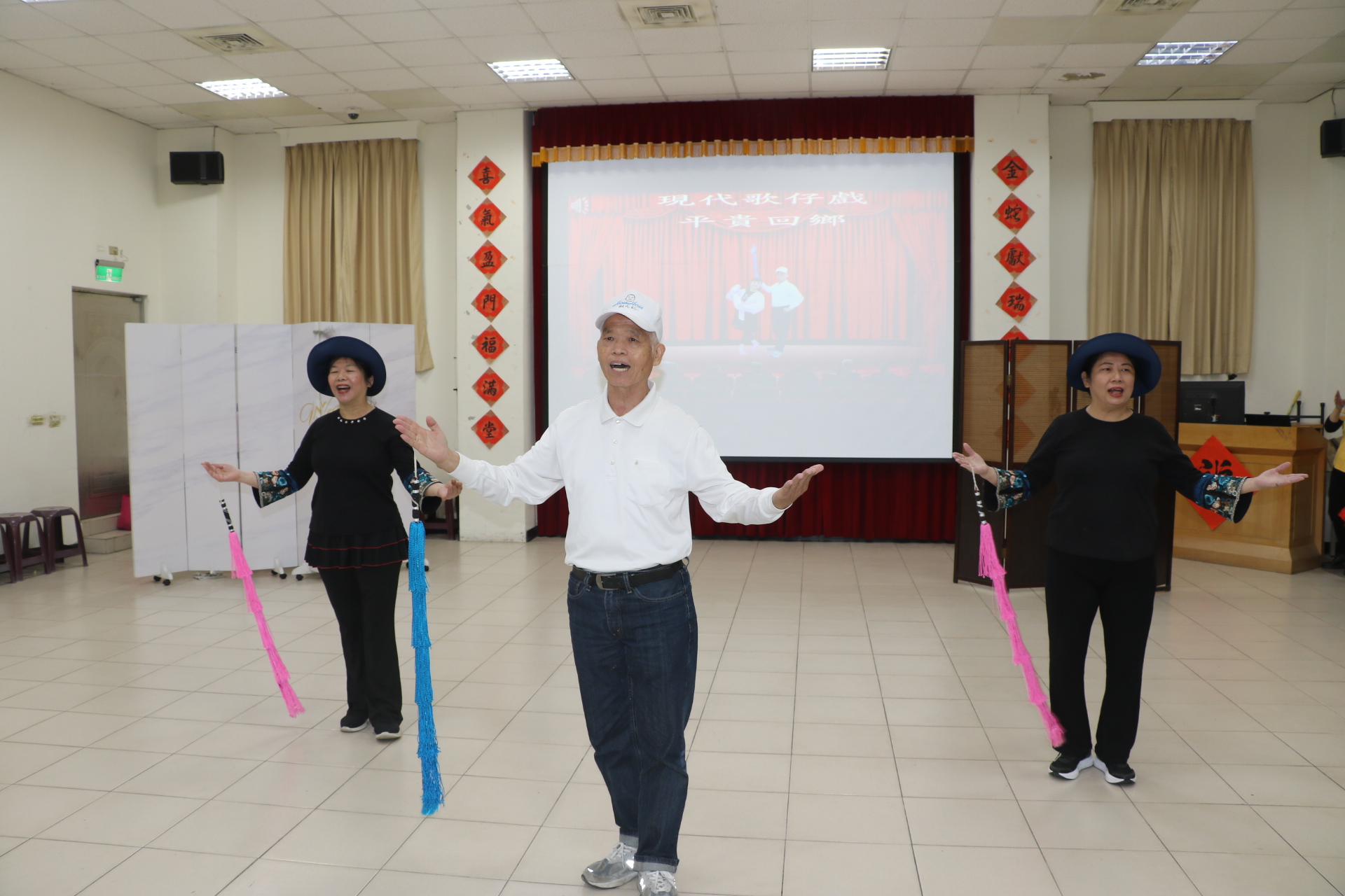 今年72歲的退休教官劉騰祥(中)扮演薛平貴 演出現代版歌仔戲平貴回鄉