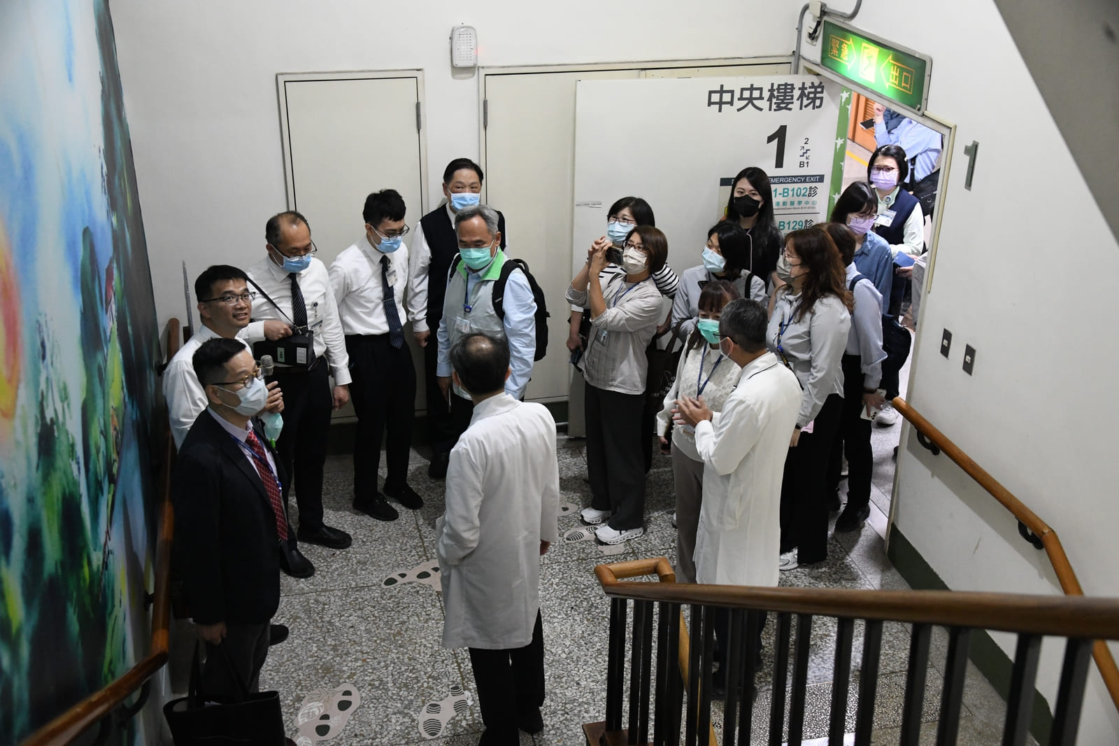 社區醫療部高專陳鈞博向台大雲林分院來賓介紹健康醫院的樓梯設計
