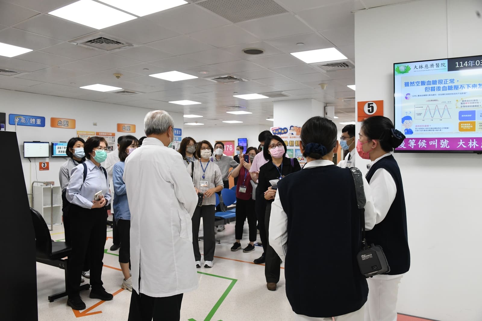 護理部主任陳佳蓉(右一)介紹健管中心融入精實管理的就醫動線設計理念