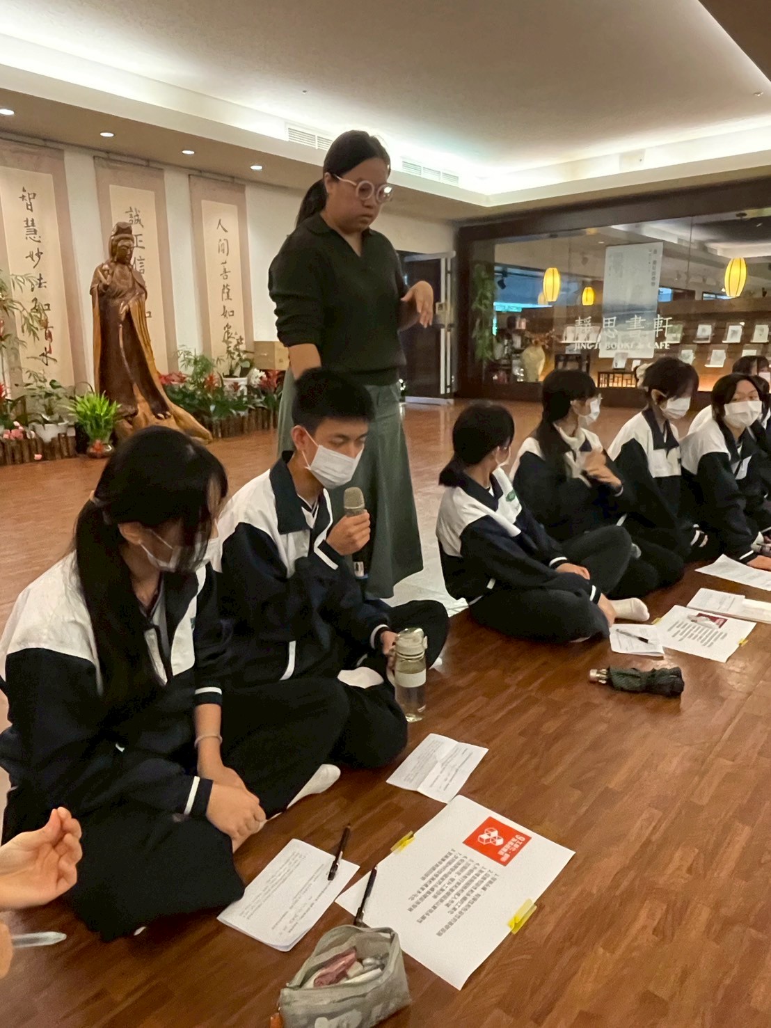 郭芷君老師帶領同學透過案例分享聯合國永續發展目標與慈濟服務項目中的關聯。