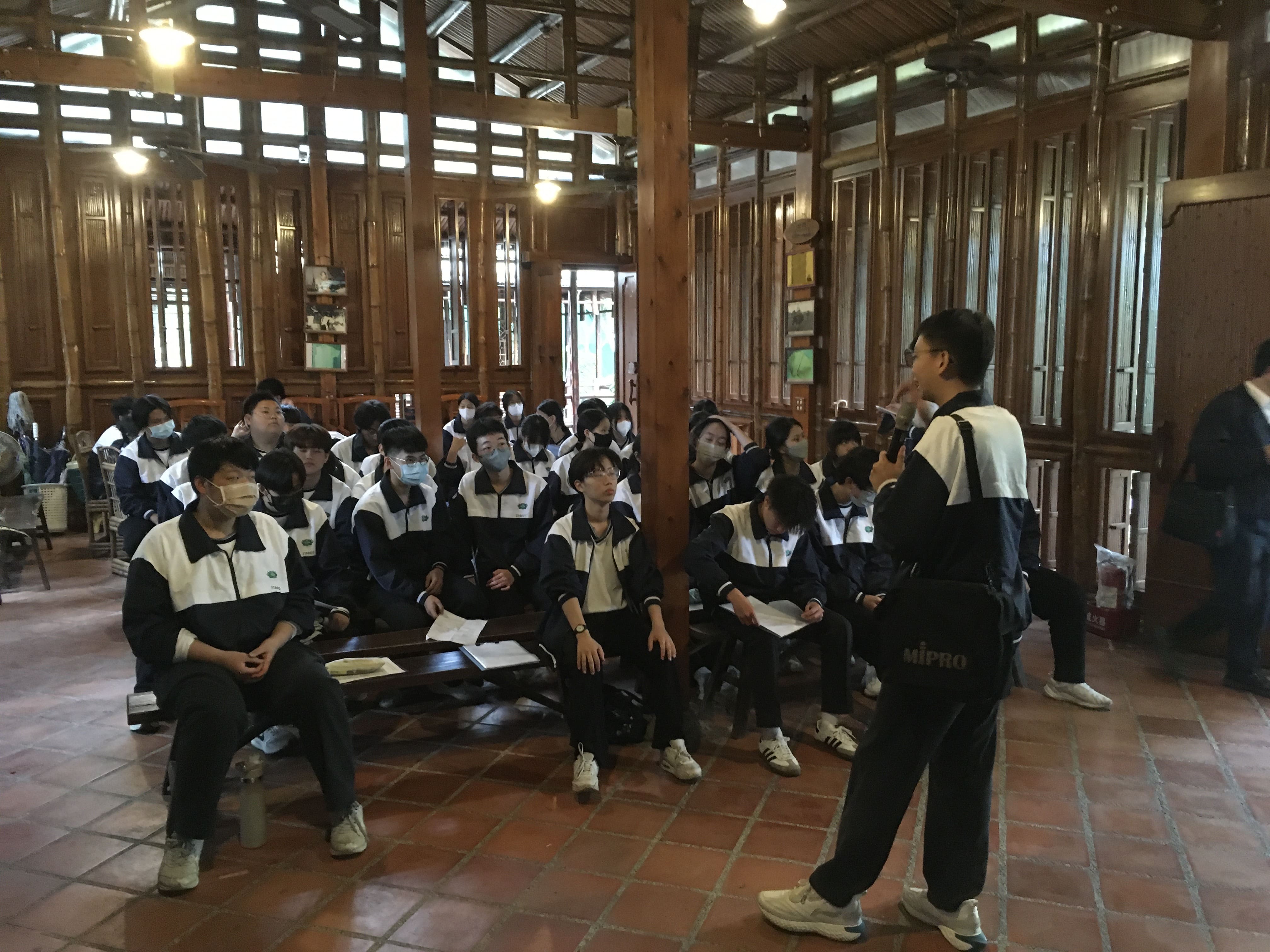 高二吳冠霖與黃崇恩學長分享泰北國際志工的心得,感受到投入就能深入,付出更能傑出。