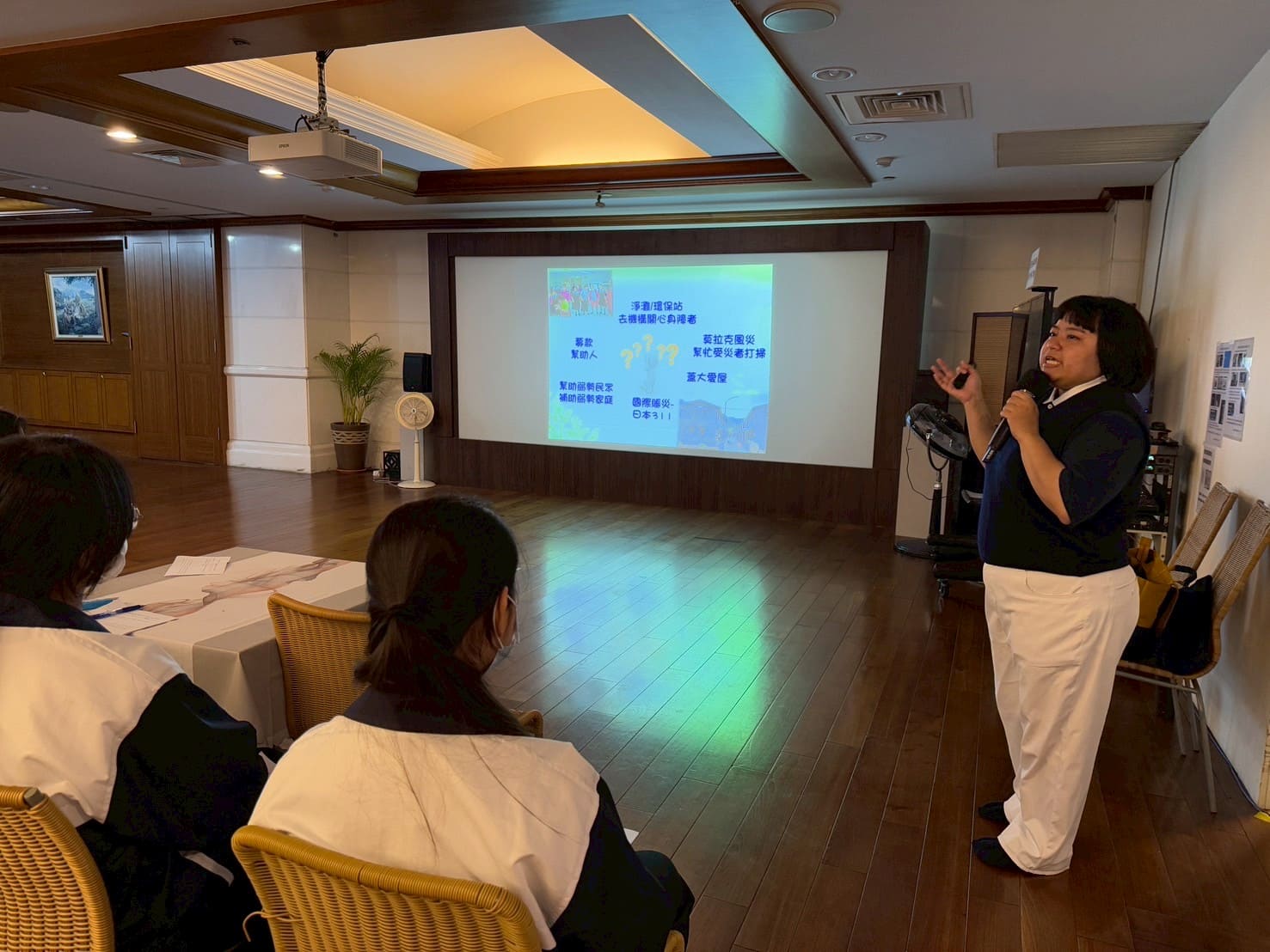 蔡婉愉老師勉勵學弟學妹保持心中的善更要有實際的行動,親身參與才能理解「慈悲喜捨」的精神。