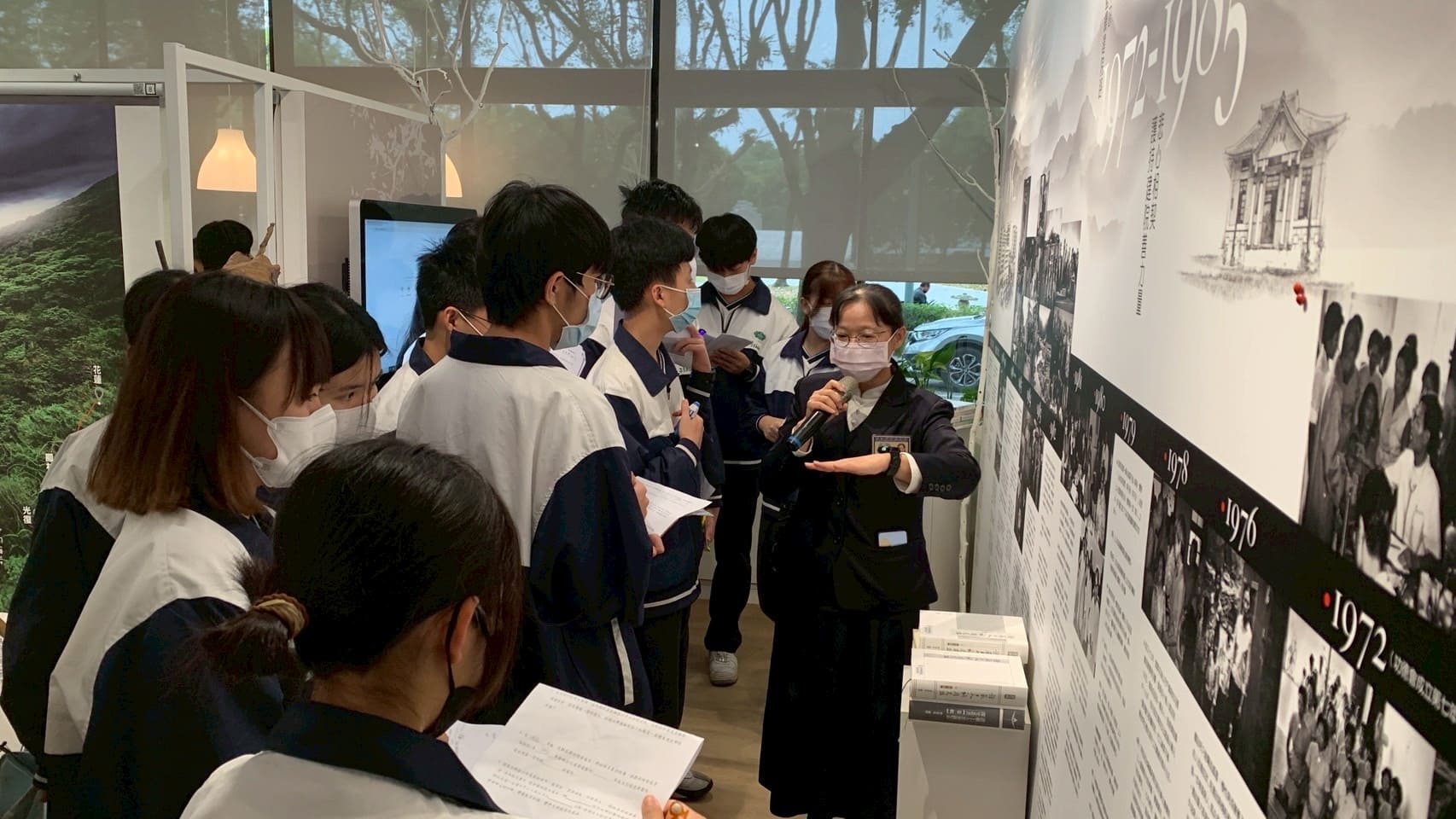 吳淑潔老師帶領學生從慈濟克難功德會開始的發展溯源,瞭解因病生貧、因貧生病的脈絡後,證嚴法師發願籌辦醫院的過程。