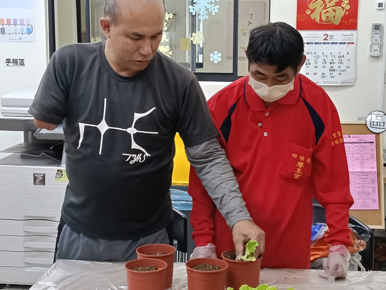 伊甸屏東日暄會所會員阿強(右)在學習園藝裡找到專注與平靜