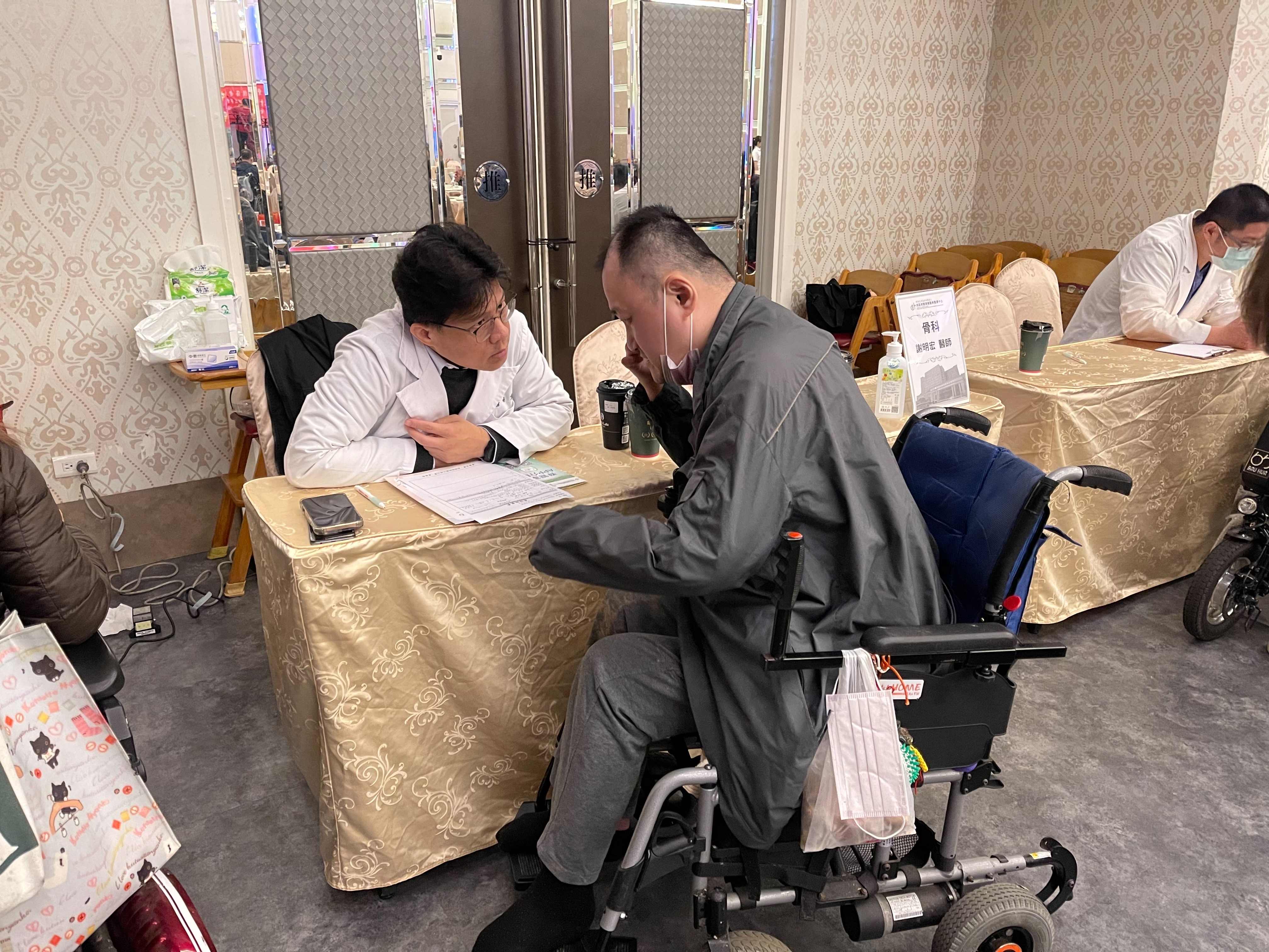 骨科部謝明宏主任為現場傷友進行骨密度檢查後，建議可增加鈣質攝取、適度運動