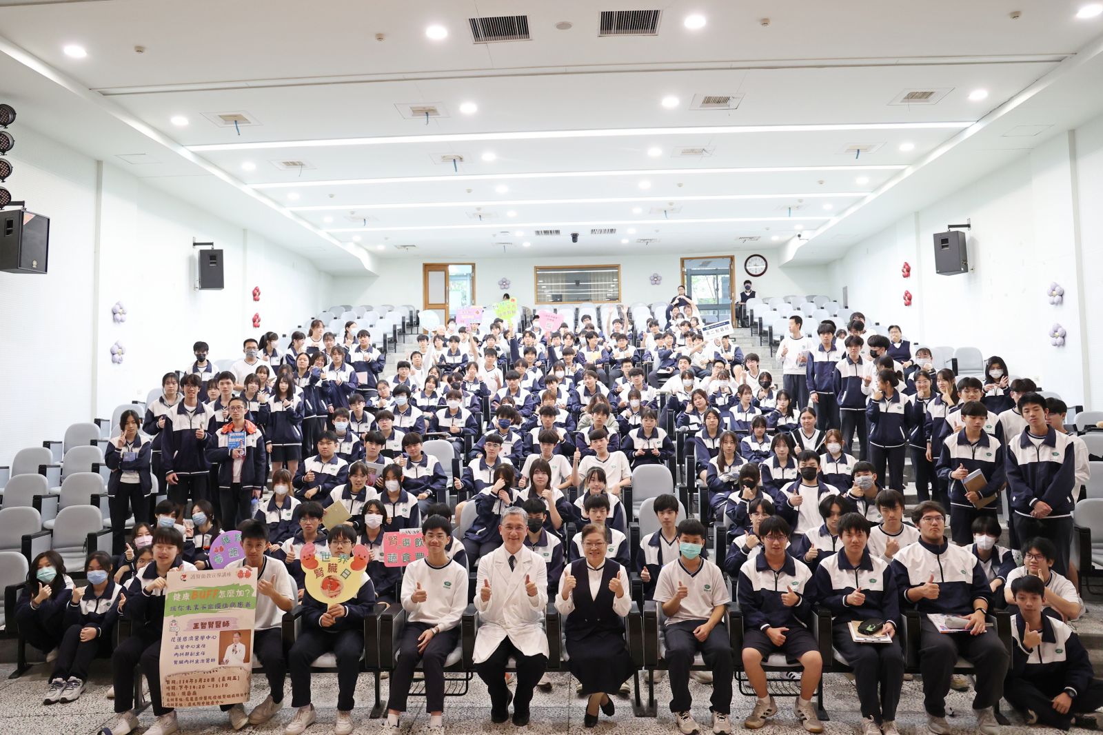 3月28日下午,花蓮慈濟醫院腎臟內科團隊,在內科部副主任王智賢醫師的帶領下,來到慈濟大學附屬高級中學分享「健康BUFF怎麼加?讓你未來不當慢性病患者!」。