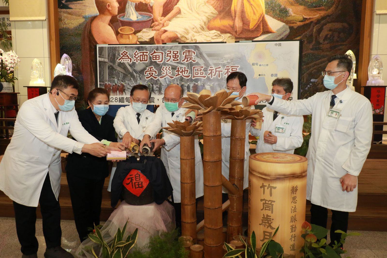 簡守信院長(左三)率領院長室主管獻愛心,馳援緬甸與泰國地震災民。