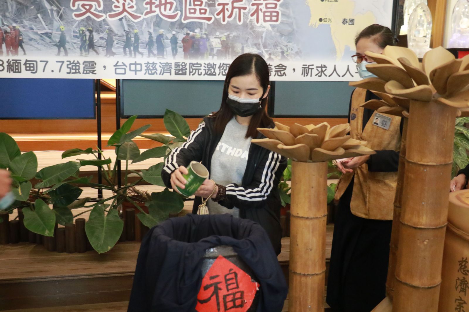 護理之家輕安居的照服員農氏邊來自越南,對於天災帶來的無情苦難感同身受,也誠心祝願受災民眾能夠度過難關。