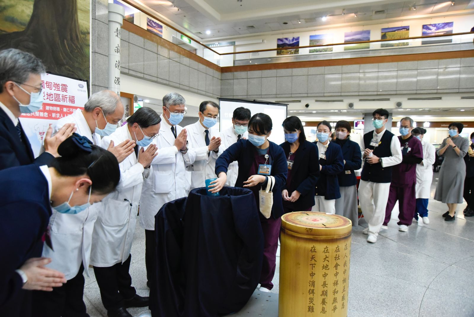 許多醫護人員與志工手持竹筒或撲滿虔誠祈禱，並將日常點滴積累的愛心投入捐款箱。