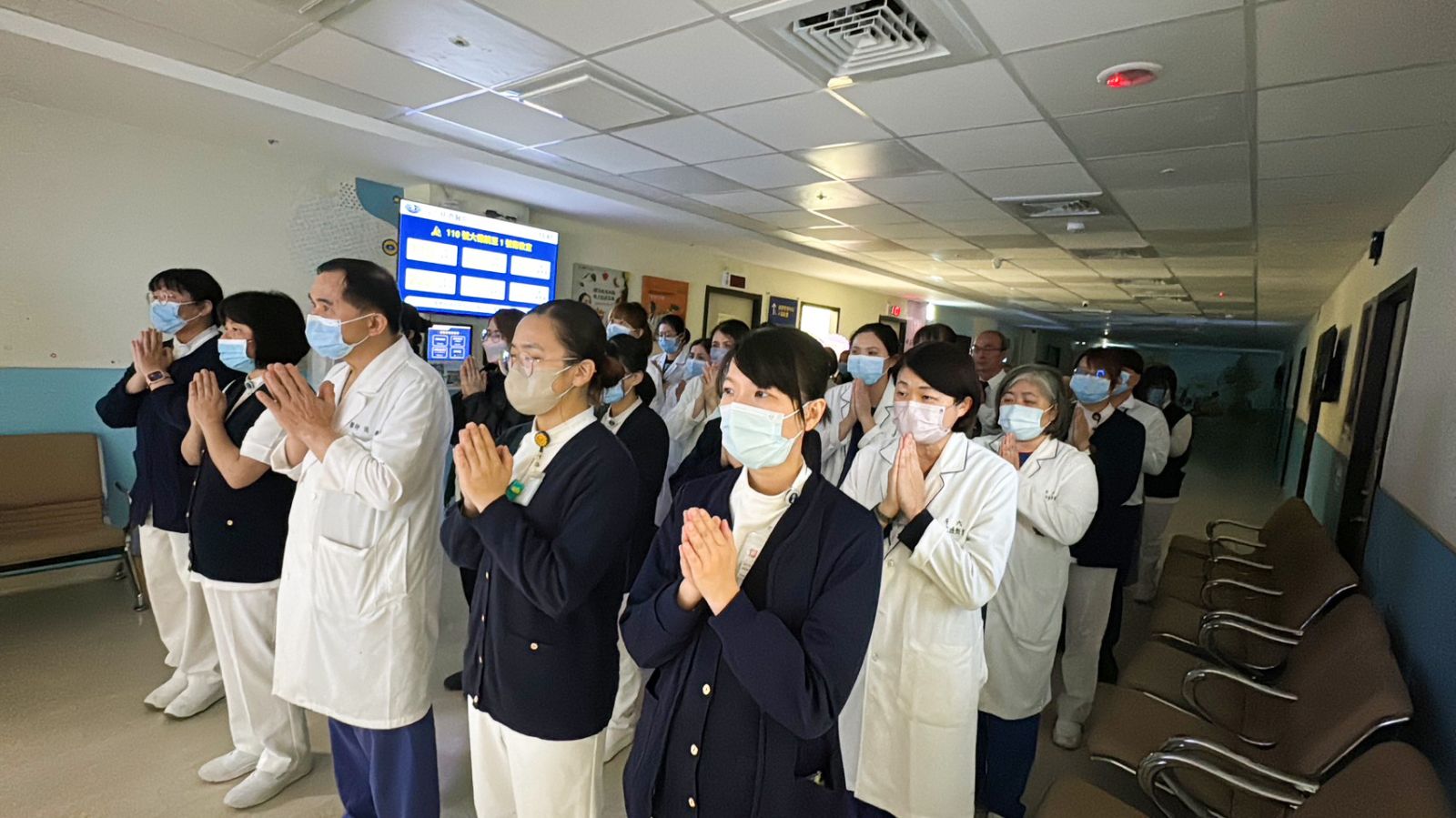 斗六慈院簡瑞騰院長帶領帶領近50位同仁、志工與民眾在五樓佛堂，匯集眾人的愛心與力量。