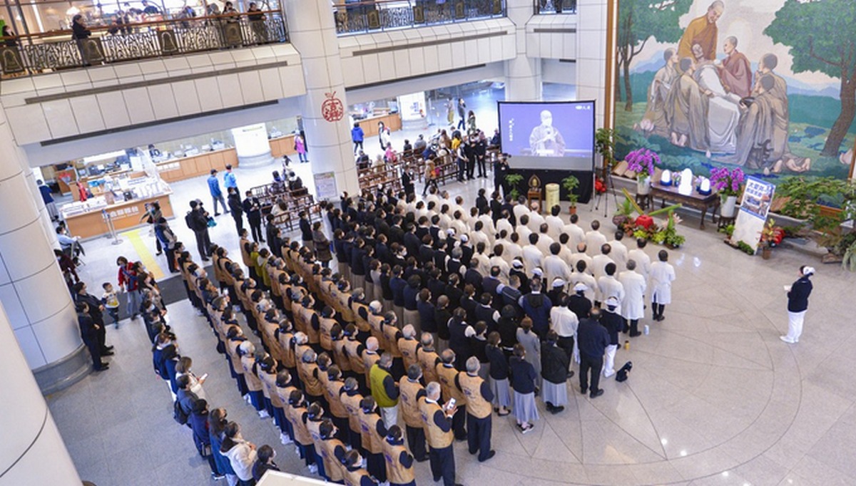 台北慈濟醫院於3月31日午間舉辦「緬泰地震虔誠祈禱祝福會」,眾人共聚善念,募心募愛,為緬泰災民祈福。