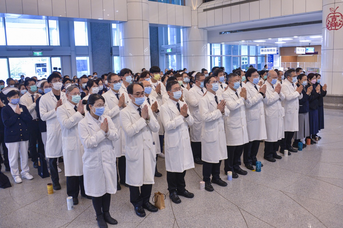 眾人虔誠合十,同心祈願災情平息、災民平安,把溫暖與祝福傳遞至緬泰。