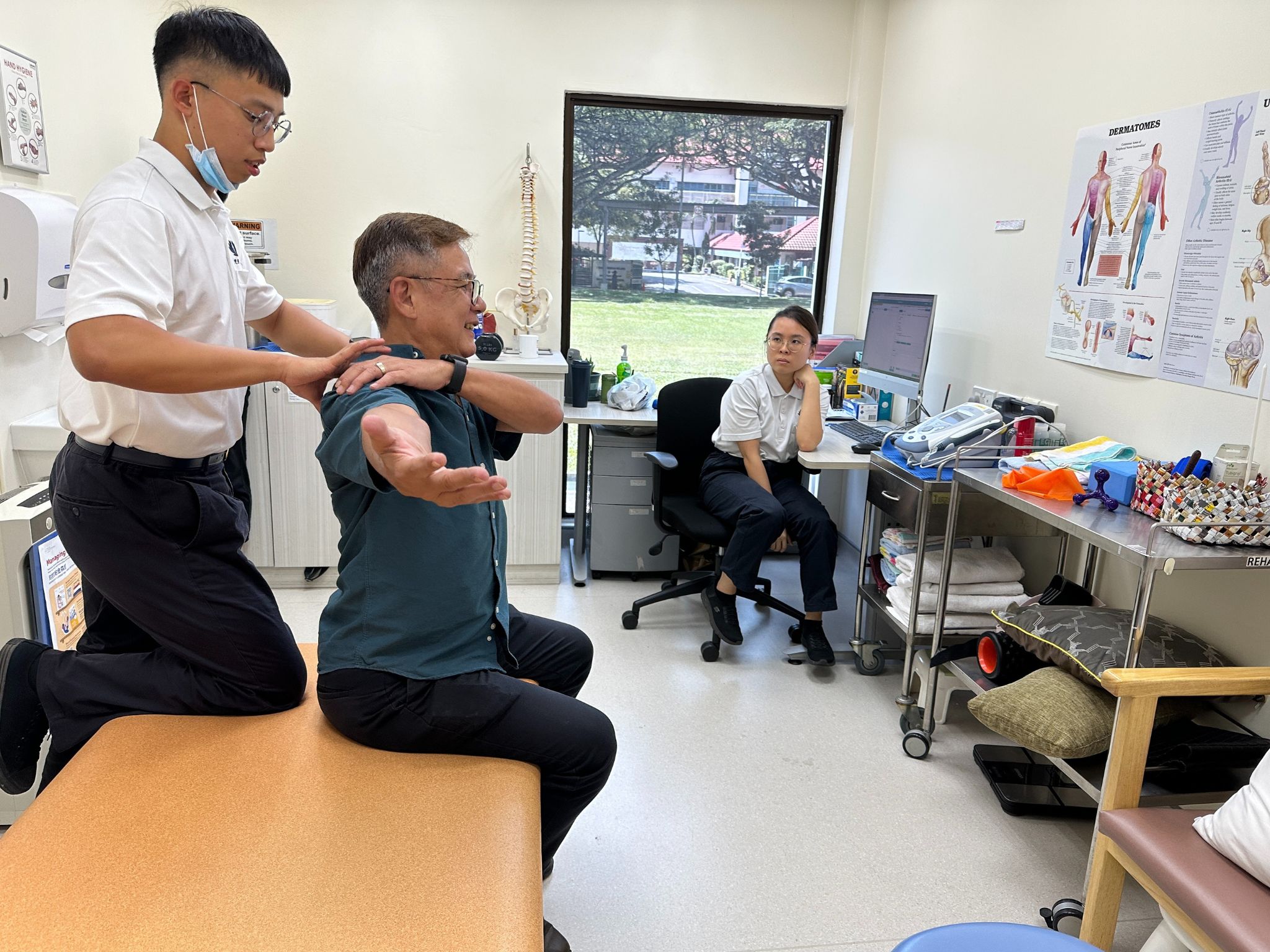學生在慈濟新加坡日間復健中心與診所進行臨床實習