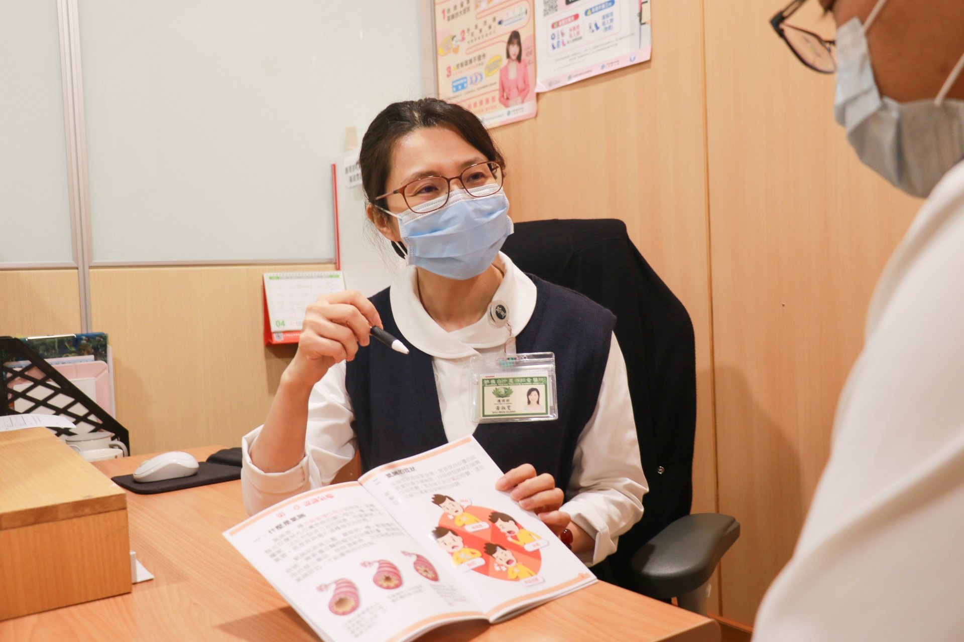 胸腔科氣喘照護團隊個管師,衛教氣喘病人正確須知。