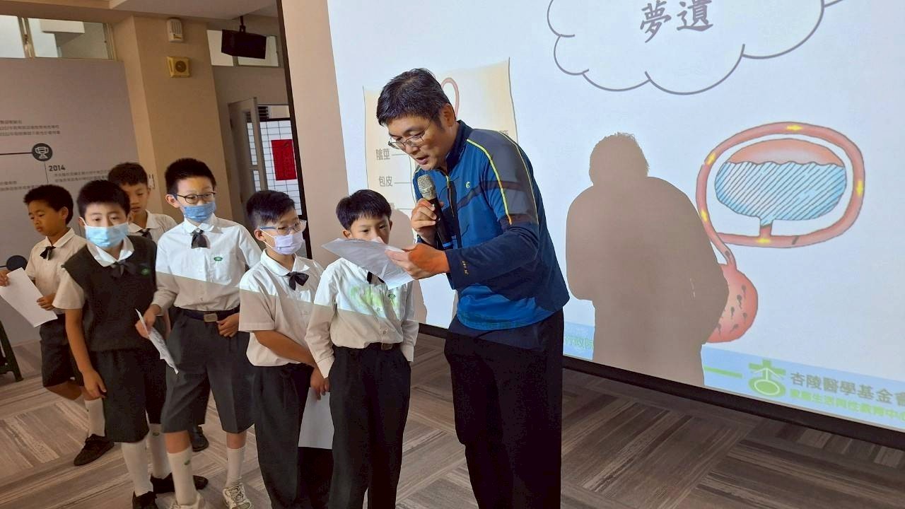 男孩子們提出心中的疑惑,雲傑醫師一一為孩子解答