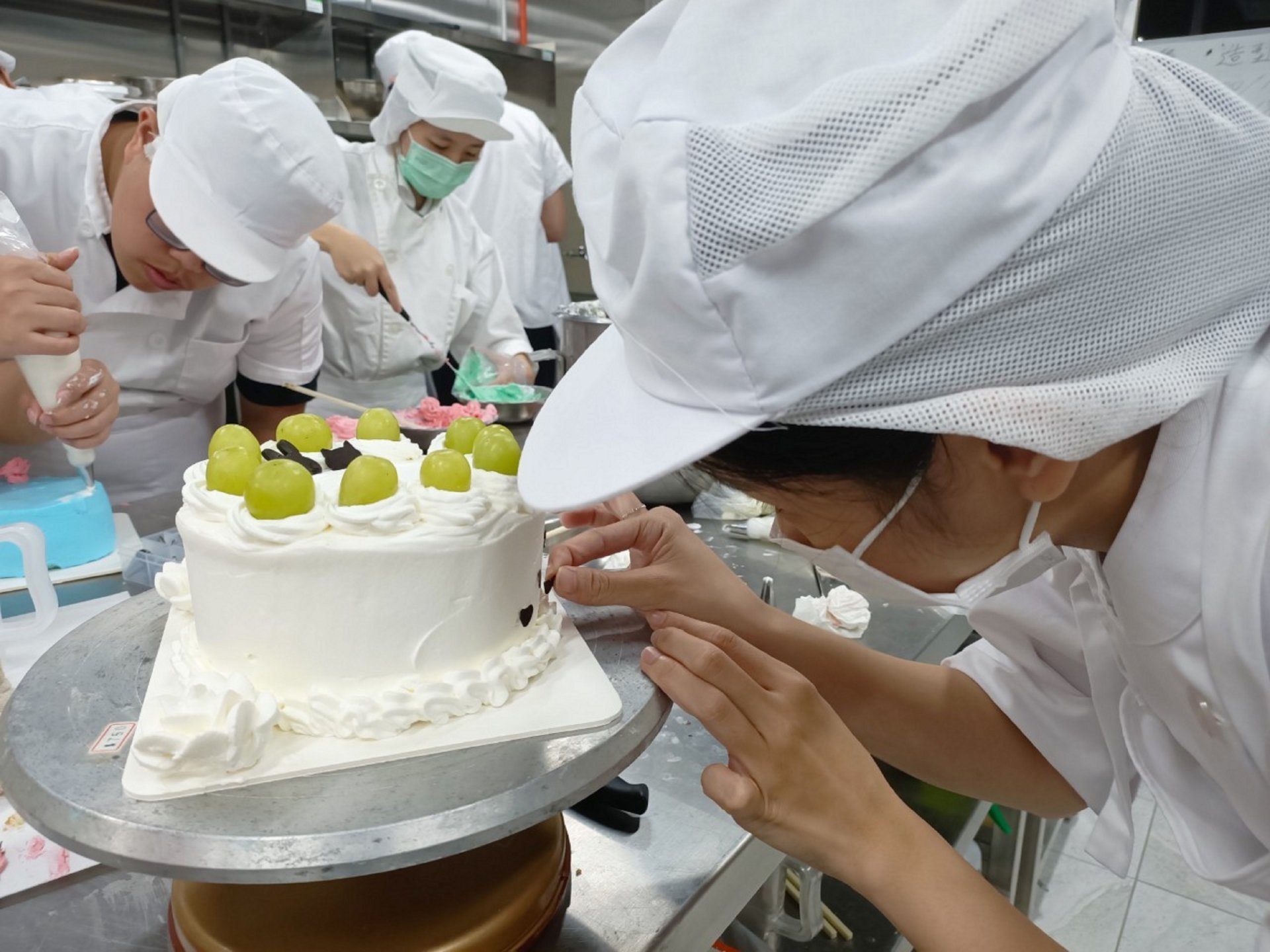 學生練習做蛋糕,努力通過考試