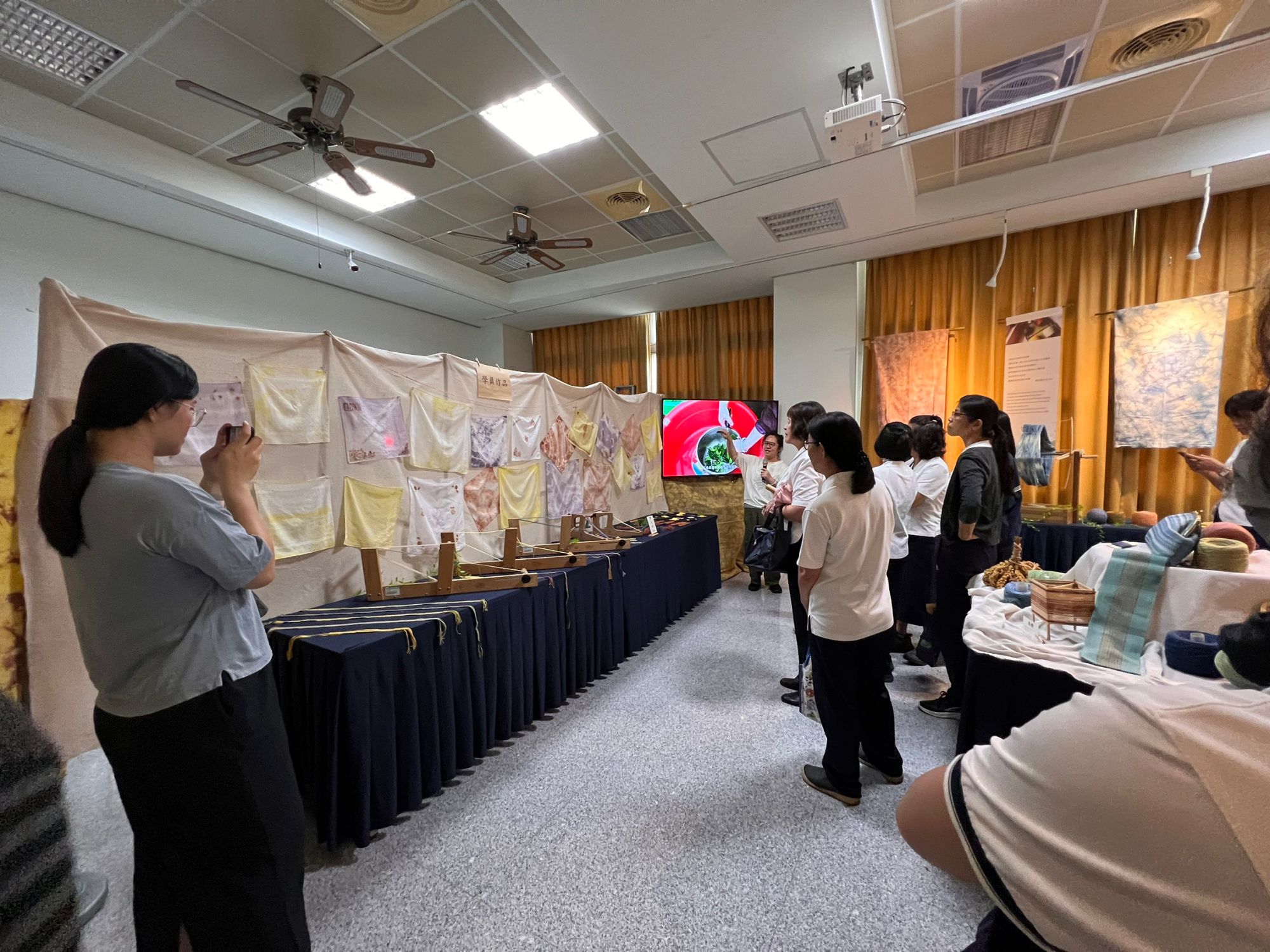 學生作品融合植物染色與纖維創作,展現自然色彩的細膩層次