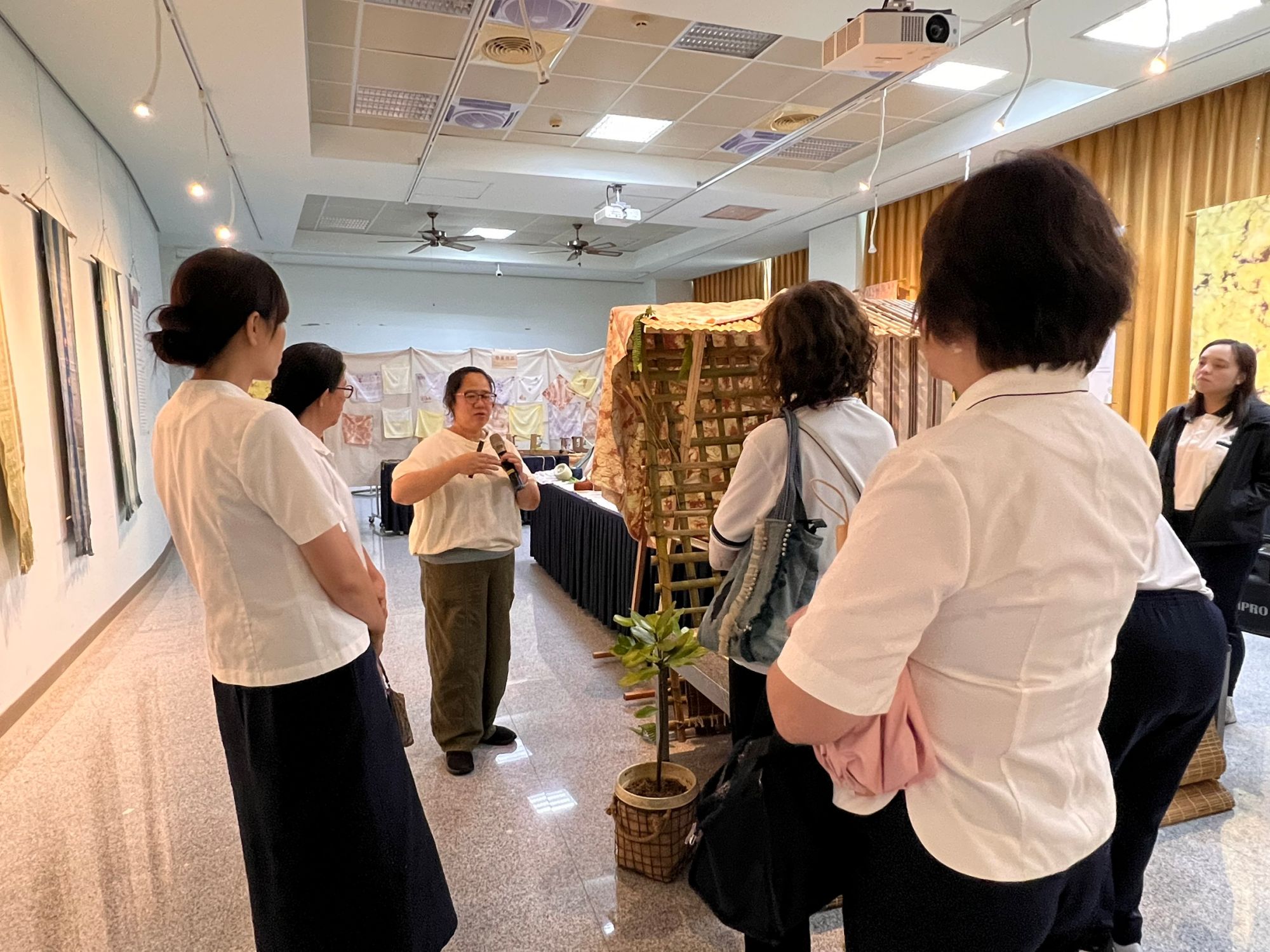 陳淑蓉老師深入介紹植物染料來源與創作技法,現場氣氛熱絡
