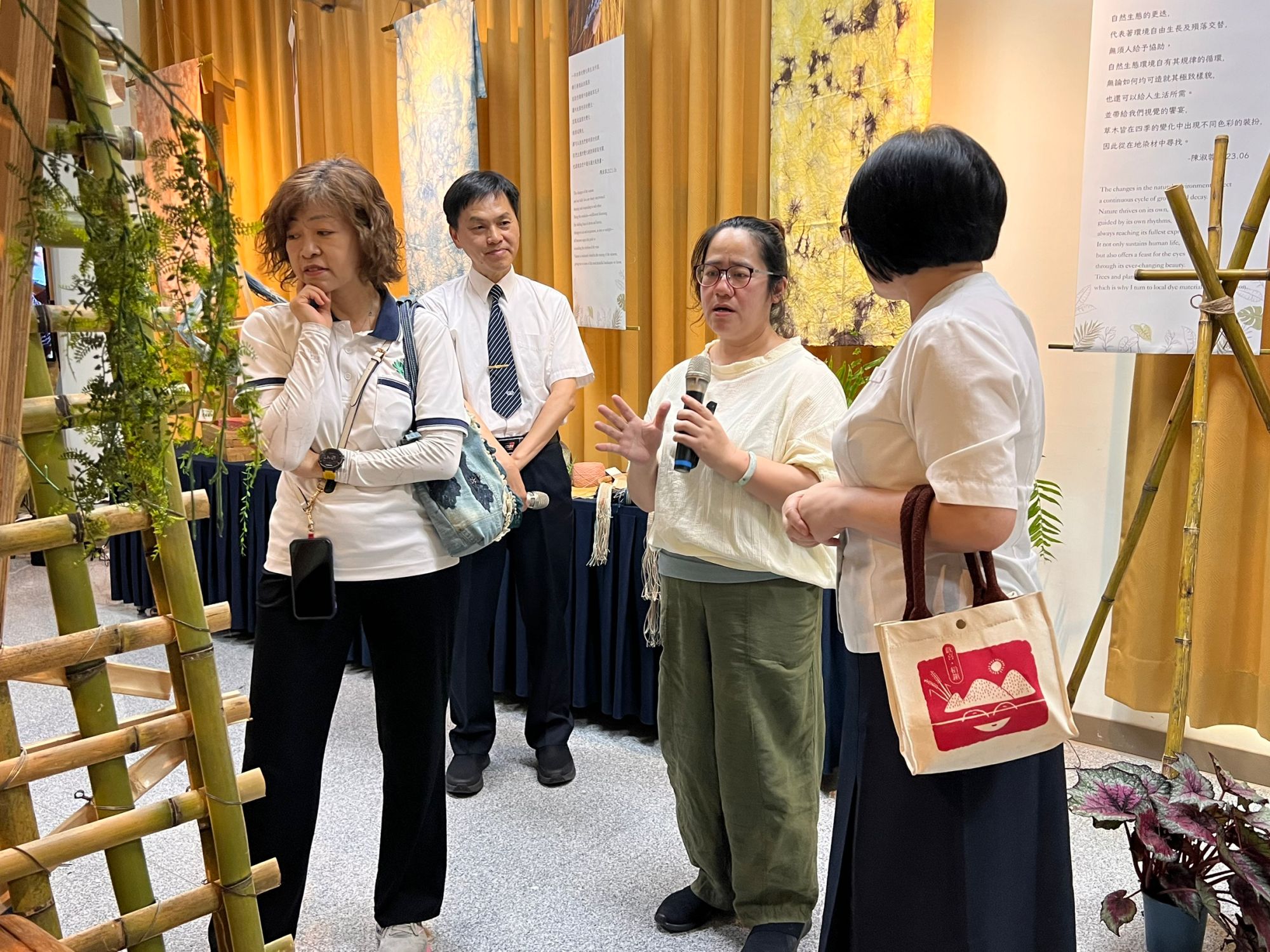 陳淑蓉老師親自導覽,深入介紹植物染料來源與創作技法,現場氣氛熱絡
