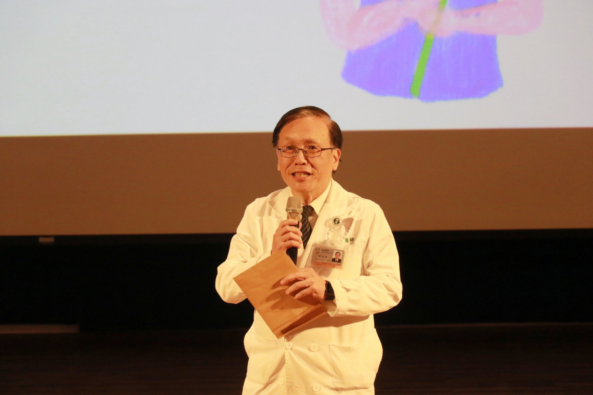 簡守信院長帶動醫師寫信感謝護理同仁,並感謝護理人員的付出,讓醫療服務展現出深厚的人文溫度。