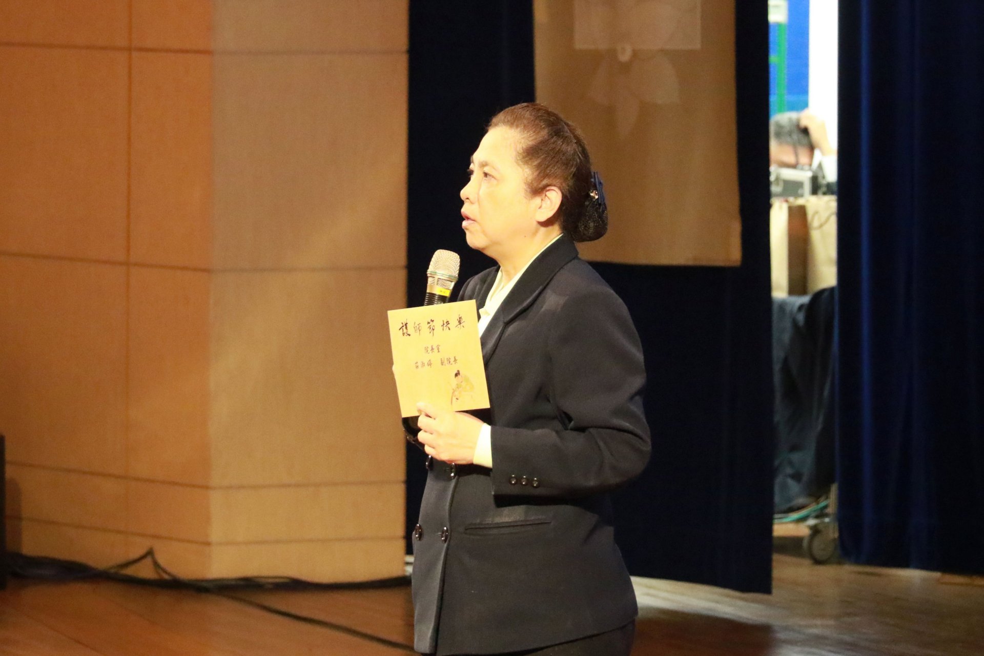 莊淑婷副院長收到院長親筆手寫感恩信,認為這份真摯情感彌足珍貴,並強調護理不只是工作,更是一份需要家庭支持的使命。