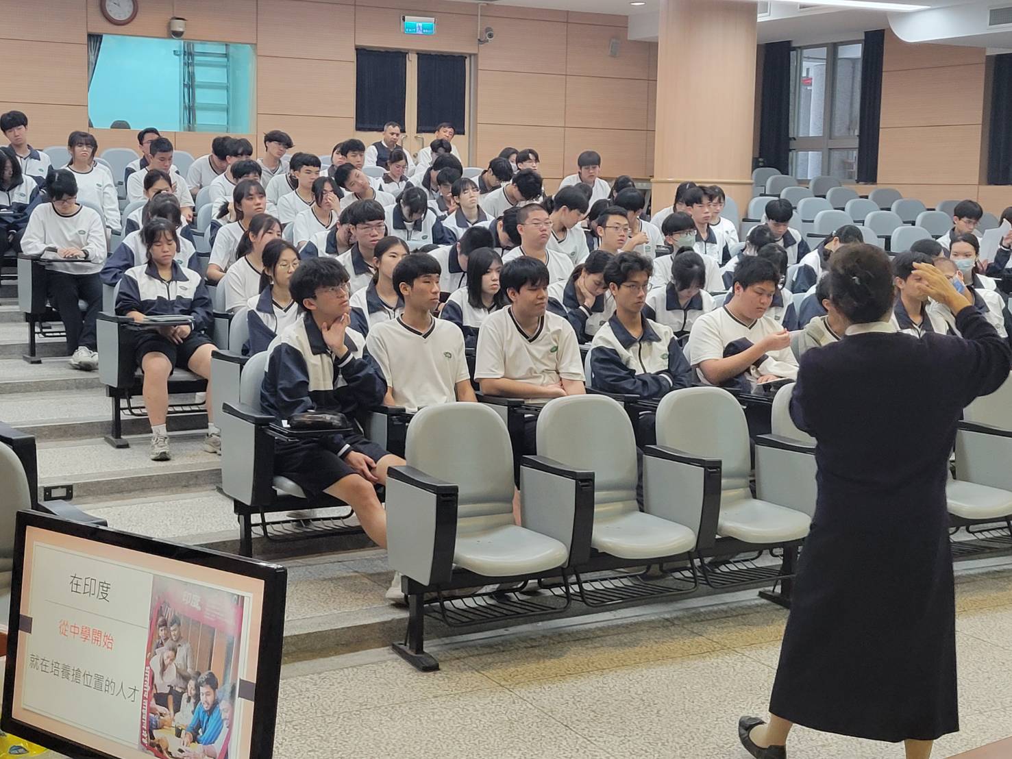 校長即時給予回饋,協助調整眼神與語調