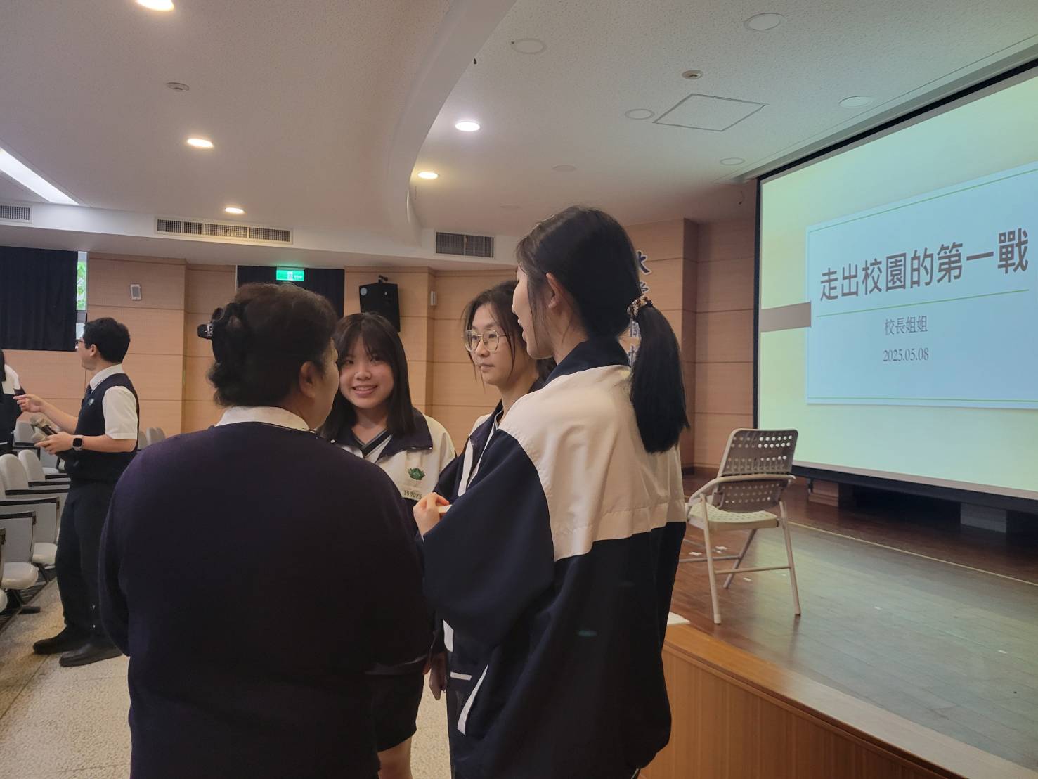 校長指導學生三人一組進行模擬面試練習,共同提升實力。