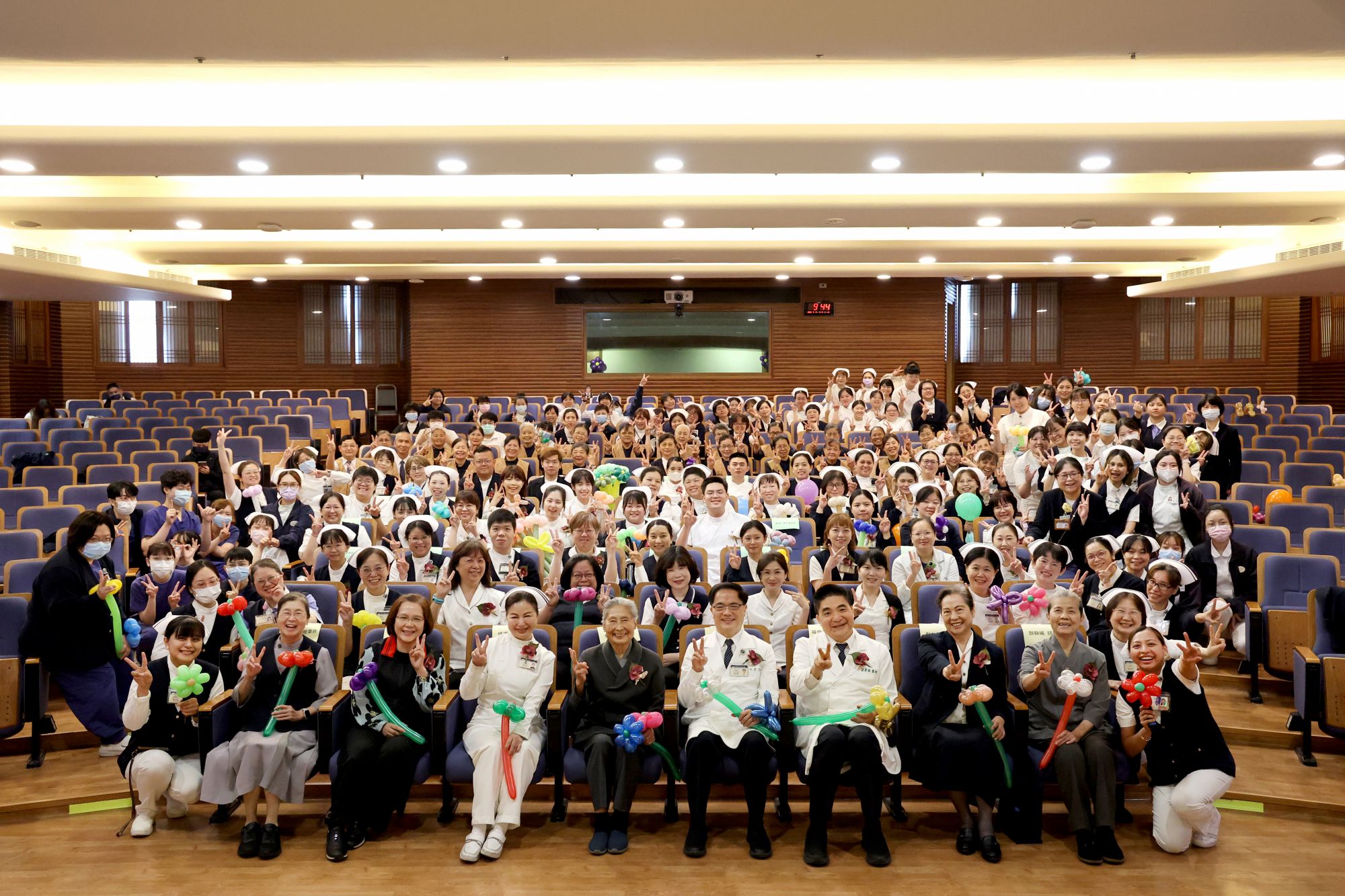 5月12日是國際護師節,花蓮慈濟醫院在8日上午舉辦「國際護師節慶祝大會」,感恩24小時輪班守護病人的護理人員之外,表揚表現優良及各領域有所專長的護理人員,並在大愛樓門診區走廊展示超過百位的資深、優秀護理師身影,一起歡慶護師節。