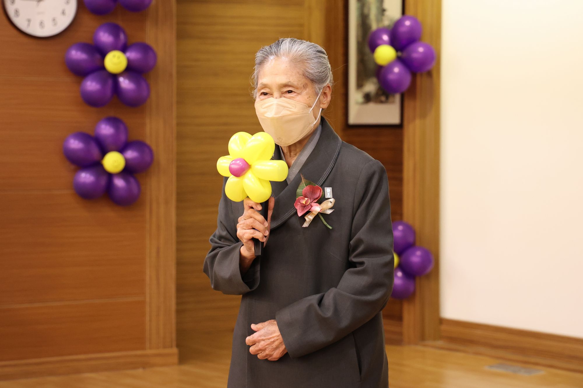 慈濟基金會副總執行長林碧玉說,護理人員非常了不起也很偉大,而且在醫院裡是很重要的角色,因為他們24小時陪伴在病人身邊,如同觀世音菩薩一樣聞聲救苦,只要病患有需要,馬上就在病人身邊出現,解除病患的痛苦。