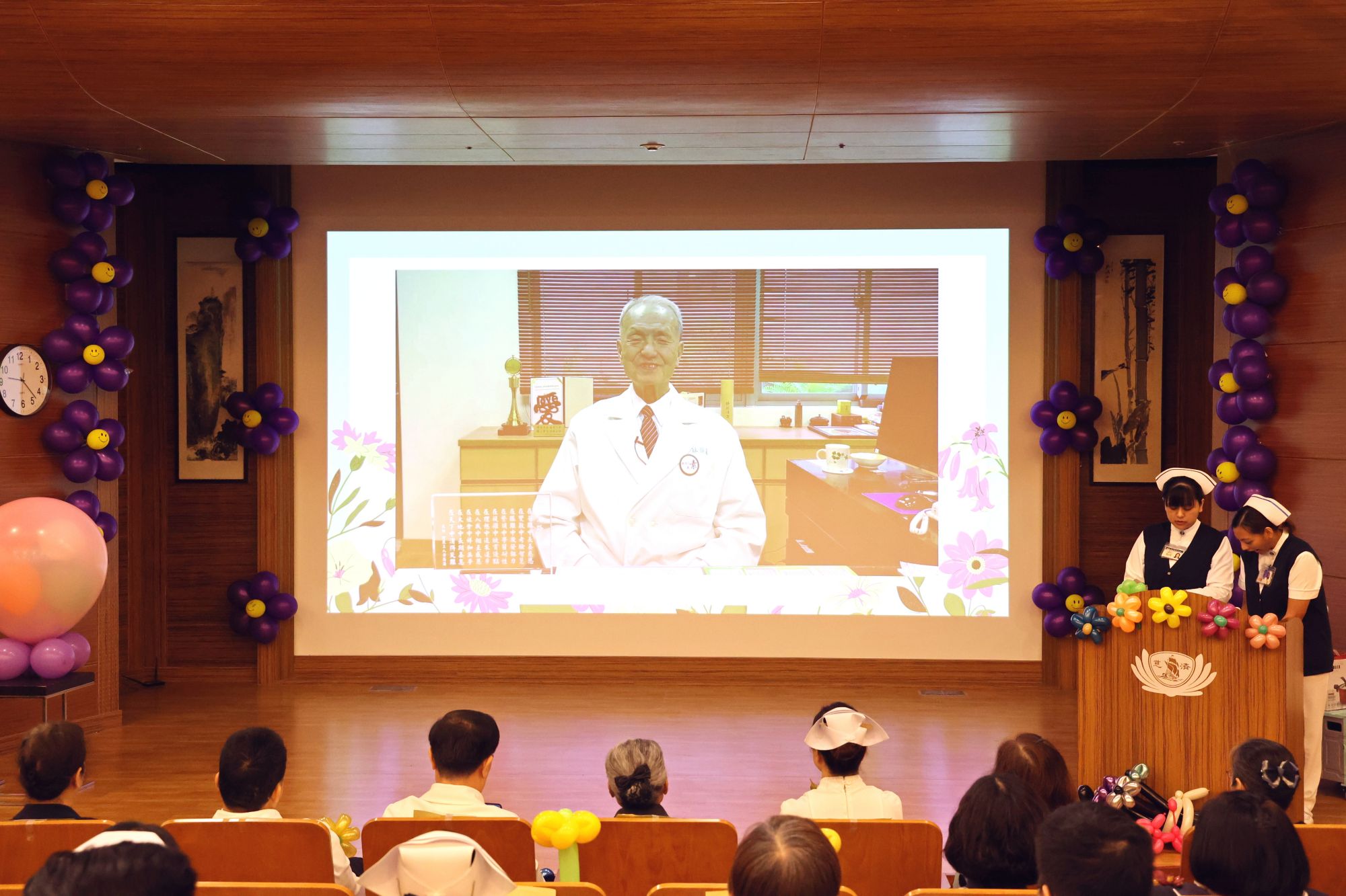 慈濟醫療法人執行長林俊龍透過影片送上祝賀,並歡迎新進護理師加入花蓮慈院的行列。