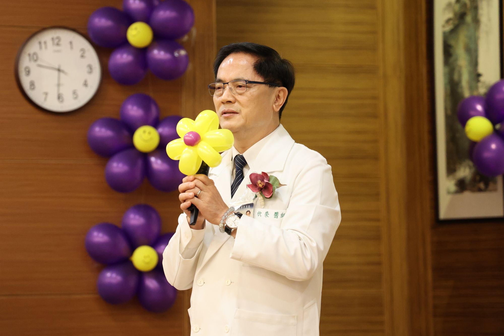 林欣榮院長說,感恩護理師以熱忱與使命守護偏鄉,不僅照顧病人與家屬,同仁間也互相關懷。