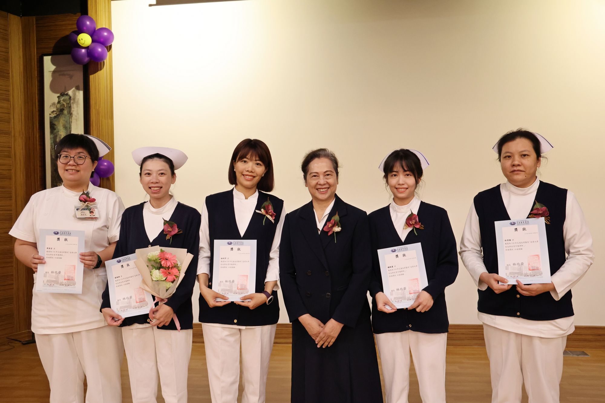 表揚大會上,花蓮慈院與慈濟大學也共同頒發了慈濟大學校友傑出青年護理師獎,同時慈大護理學院的彭台珠院長也在此時成立了慈濟護理校友會。