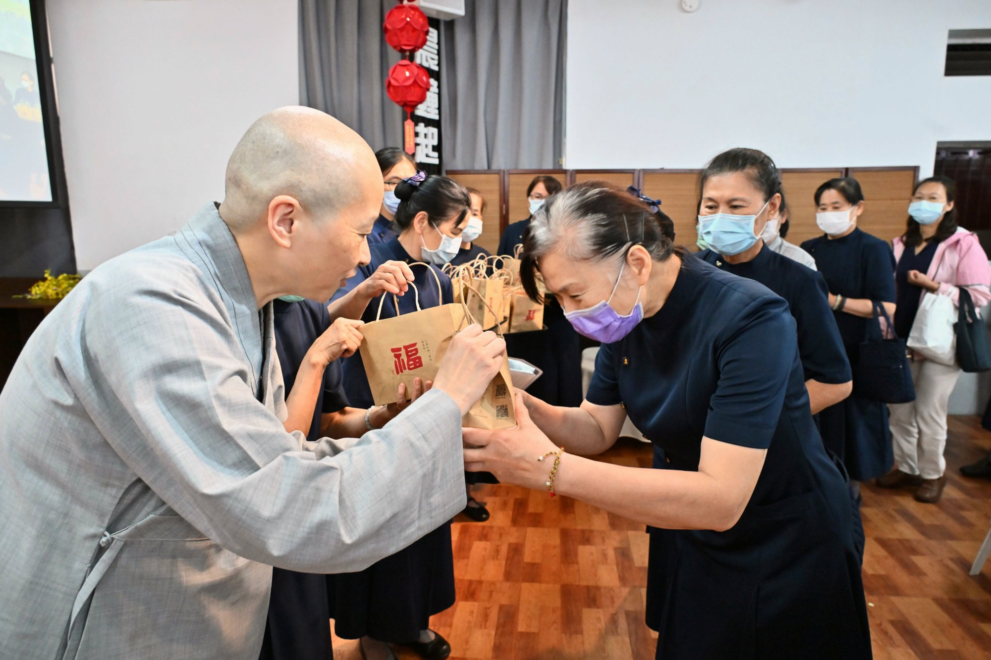 純寬師父受邀蒞臨會場,代表靜思精舍祝福這塊寶地,早日成就接引更多菩薩。