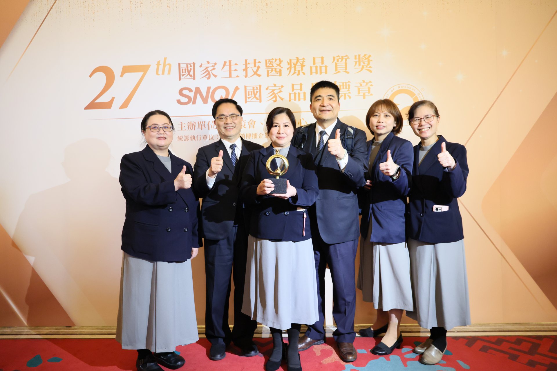 花蓮慈院護理部以AI智能開發「智能輔助護理與糖共舞」在今年一月獲得等同世界第一的國家生技醫療品質金獎肯定,李彥錚督導(左一)是團隊重要成員,與林欣榮院長(左二)、羅慶徽副院長(右三)、護理部主任鍾惠君(左三)等人一起參加授獎典禮。