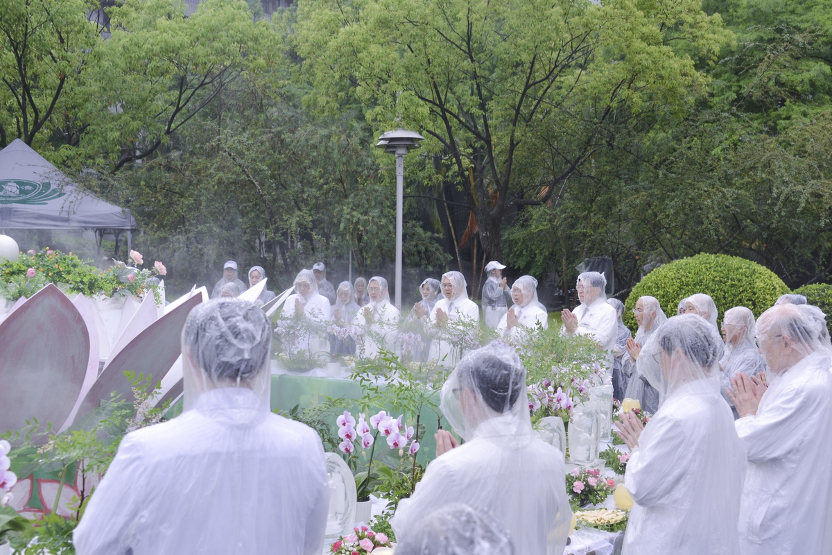 德悅師父、德勇師父、德淳師父與德謙師父帶領會眾虔誠禮佛足、接花香,洗滌煩惱妄心。