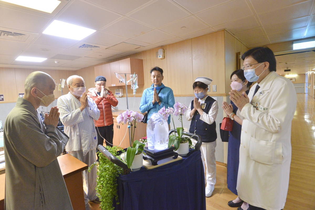 體恤行動不便的住院大德及堅守崗位醫護同仁也能同霑法喜,精舍師父與院部主管展開「行動浴佛」。