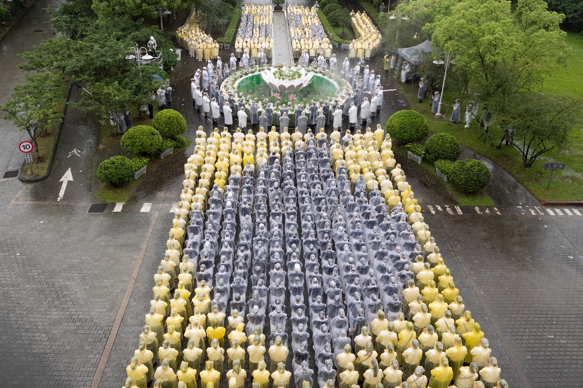 5月11日,台北慈濟醫院在精舍師父的帶領下,趙有誠院長、主管同仁、社區志工與民眾共1,165人參與浴佛典禮。