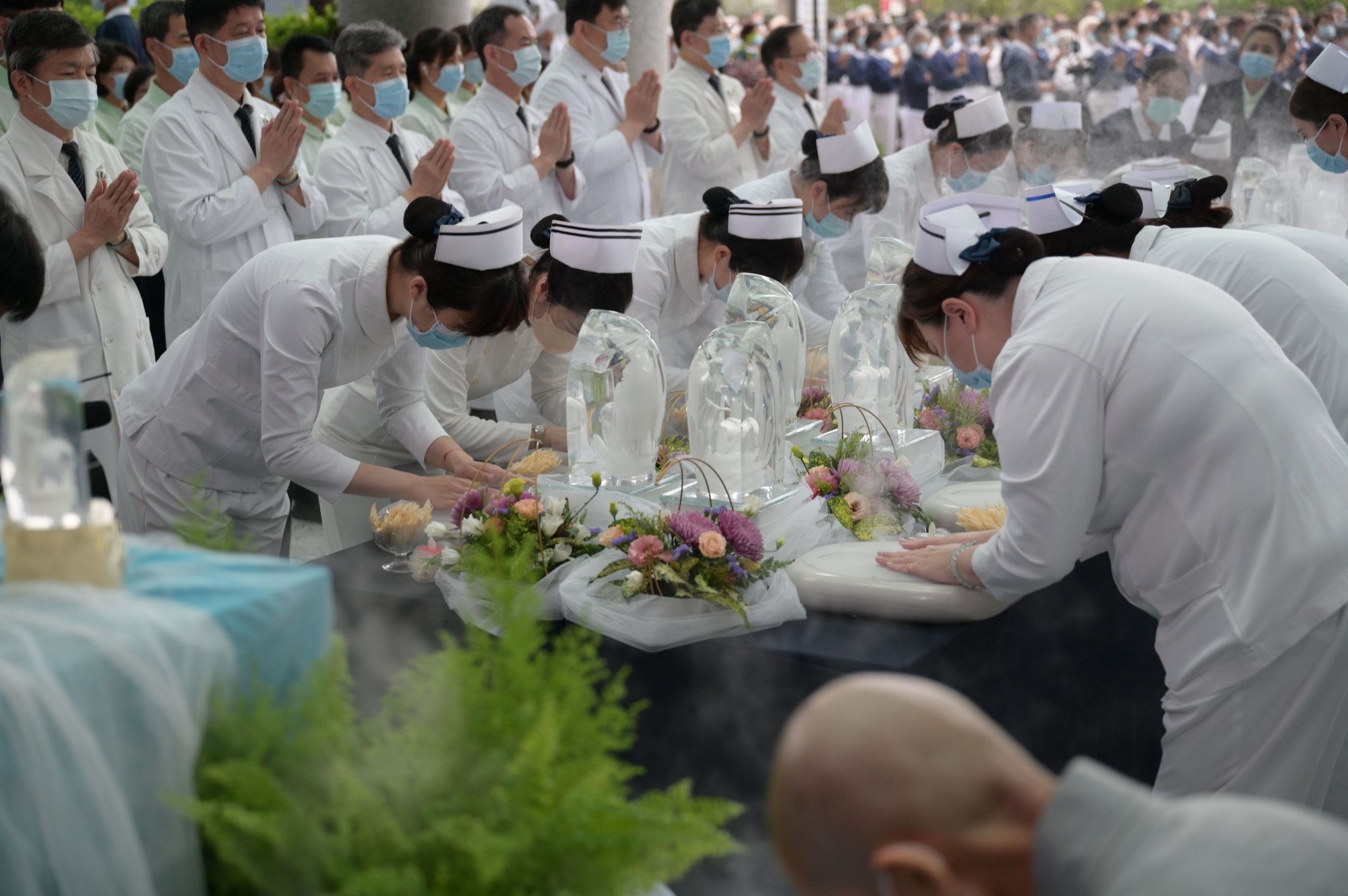 護理人員依序禮佛足、接花香、香湯沐佛,祈願身心安頓、社會平安。