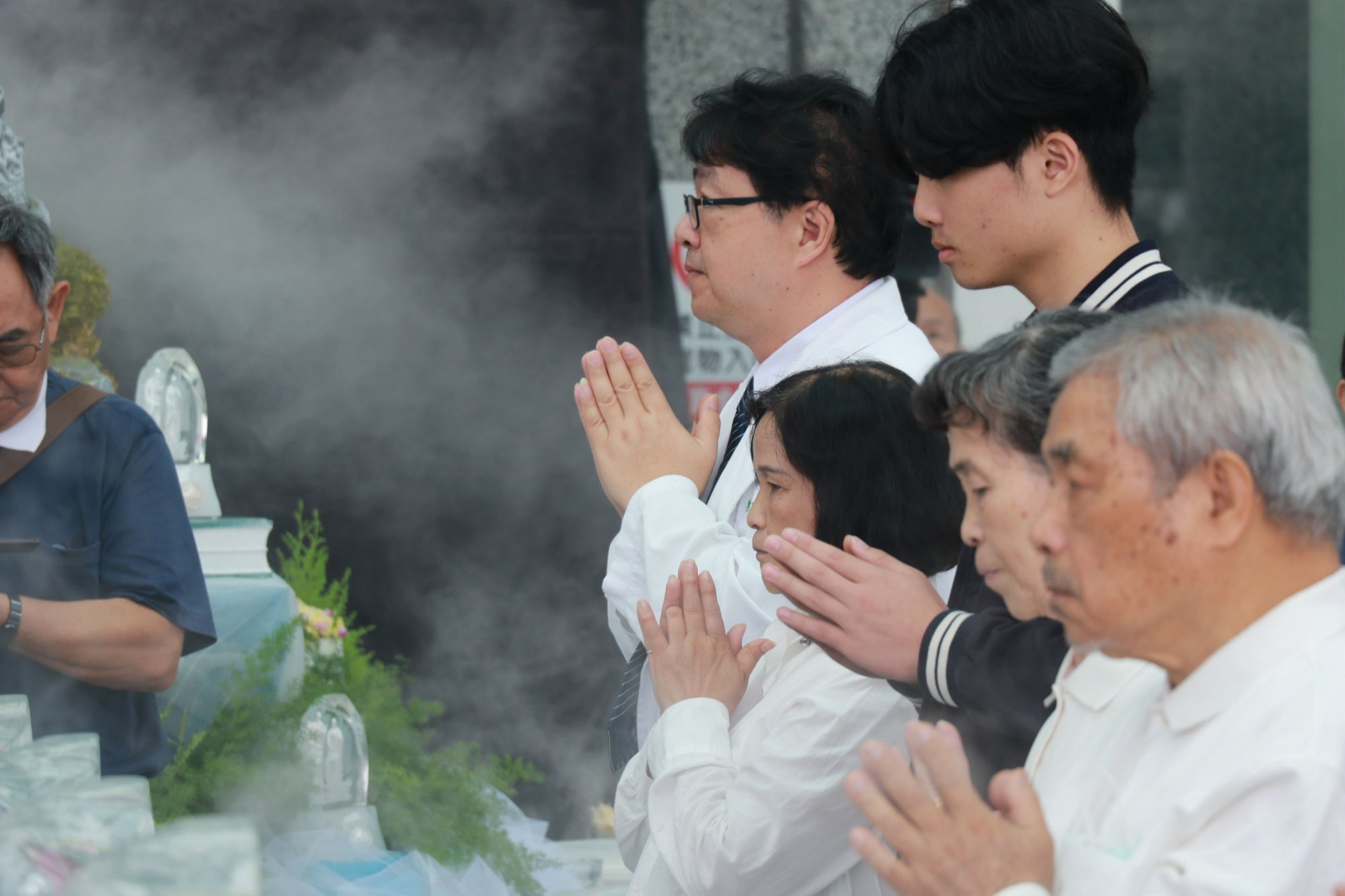 004:胸腔內科醫師劉建明(左)連年參與浴佛,表示儀式有助沉澱心靈、放下煩惱。