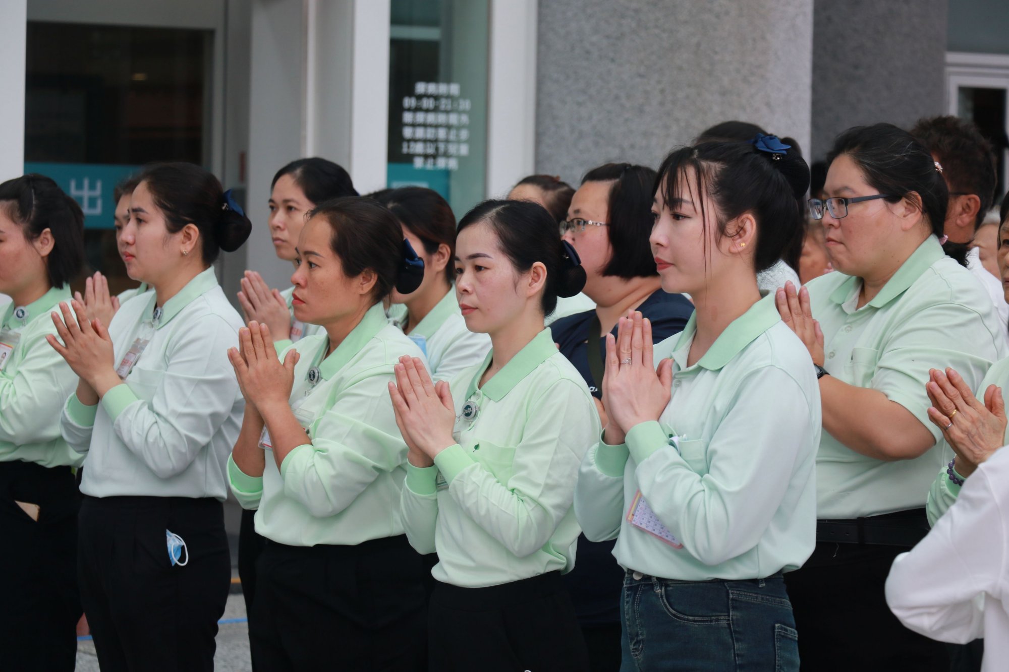 臺中市立仁愛綜合長照機構多位越籍照服員參與浴佛,為典禮增添一抹溫馨的異國風情。