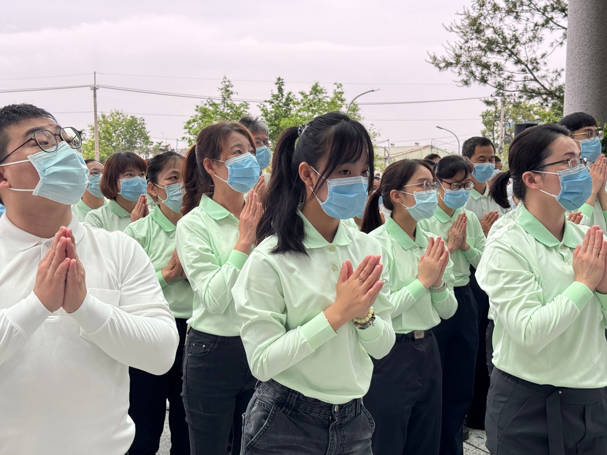 病人家屬陳小姐(中排二)感念母親住院期間醫護人員的細心照護,偕家人參與浴佛,為母親祈福。